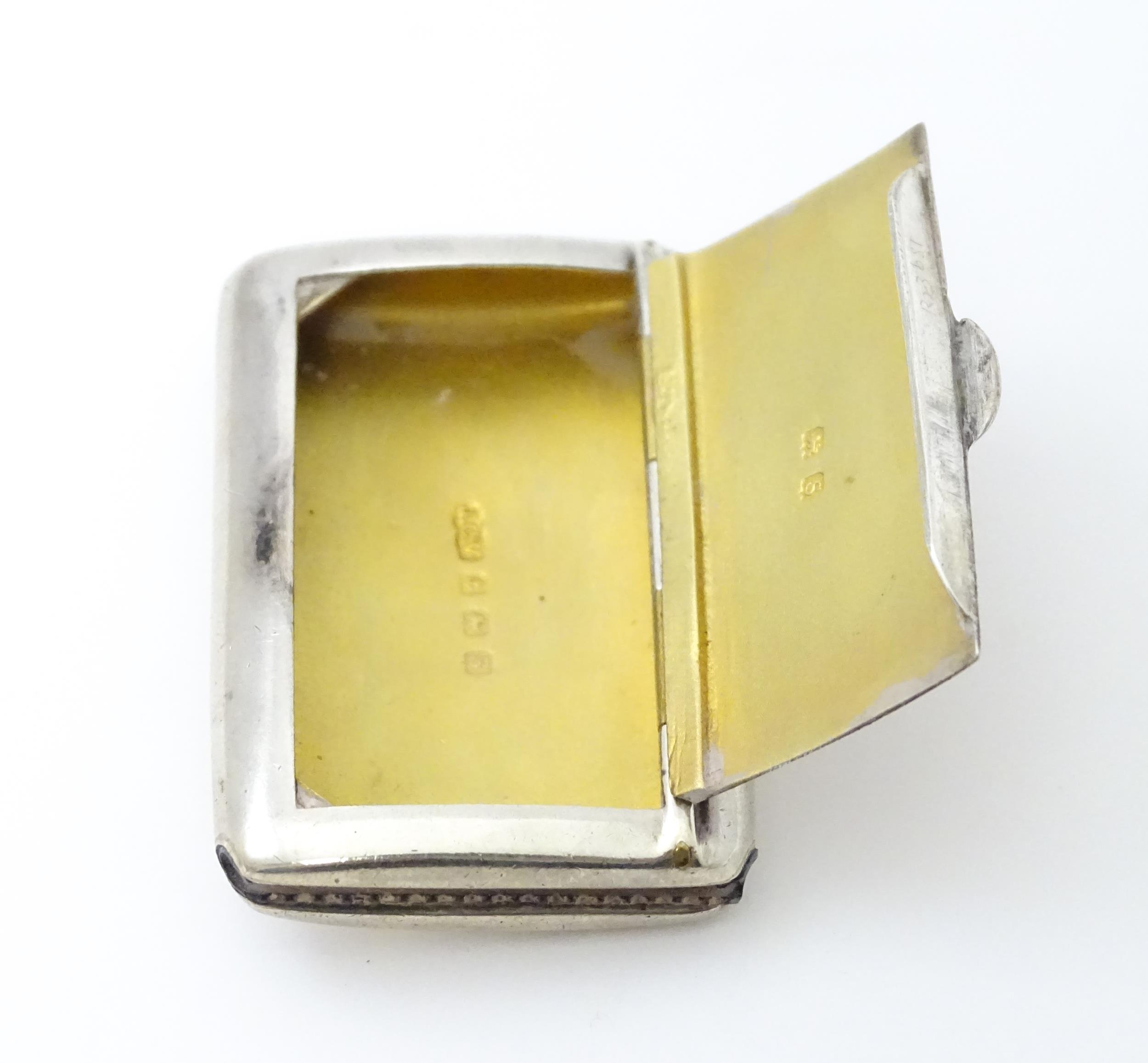 A silver snuff box hallmarked Birmingham 1917, maker John Collard Vickery. Approx. 1 3/4" wide - Image 5 of 8