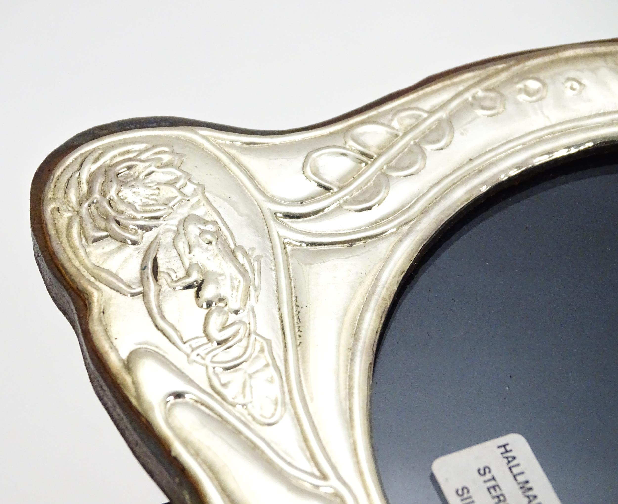 An easel back photograph frame with silver surround with Art Nouveau style decoration depicting - Image 6 of 7