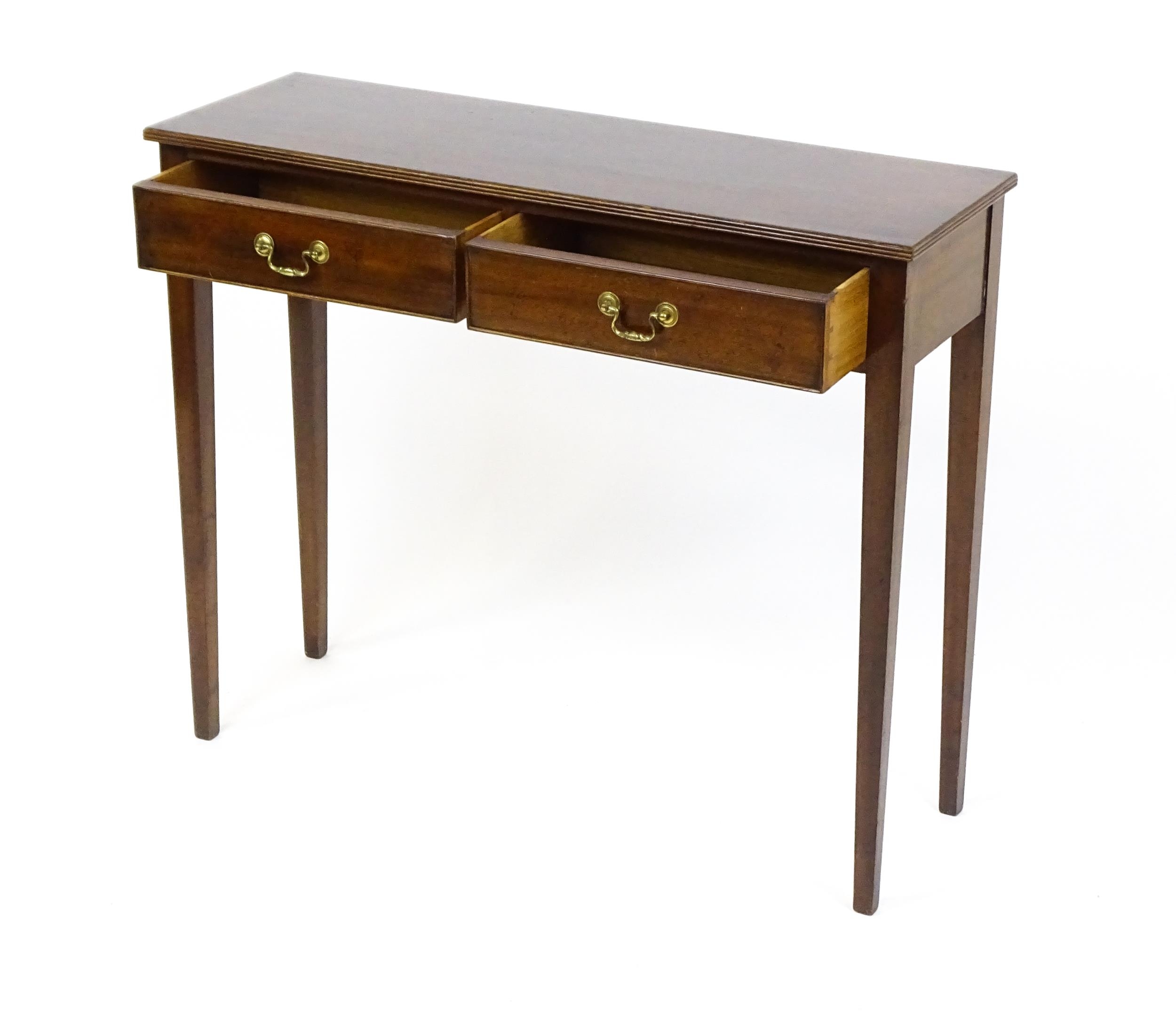 A 20thC mahogany console table / side table with a reeded edge and two short drawers with swan - Bild 5 aus 8