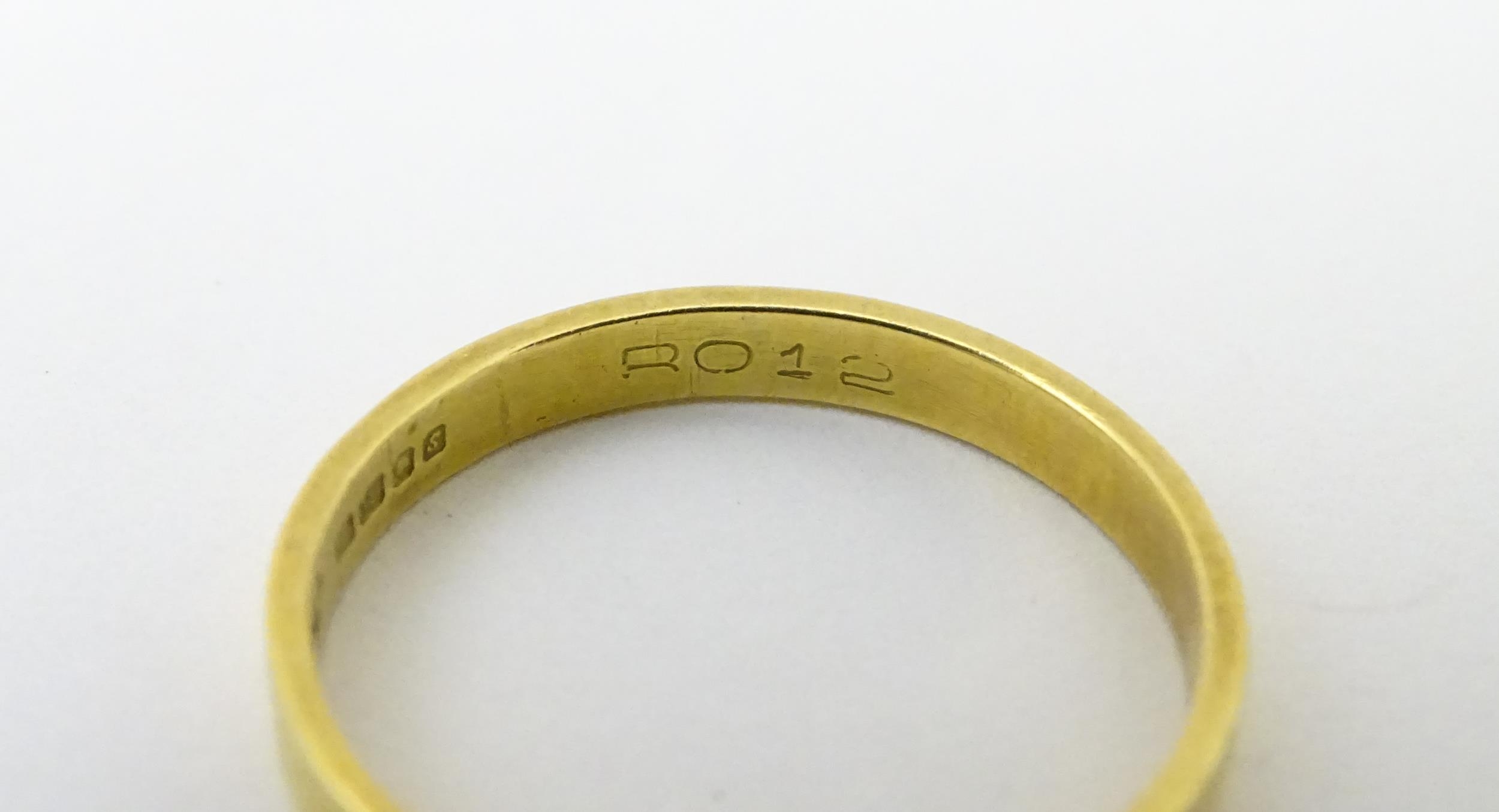 An 18ct gold ring / wedding band. Ring size approx. O Please Note - we do not make reference to - Image 7 of 7