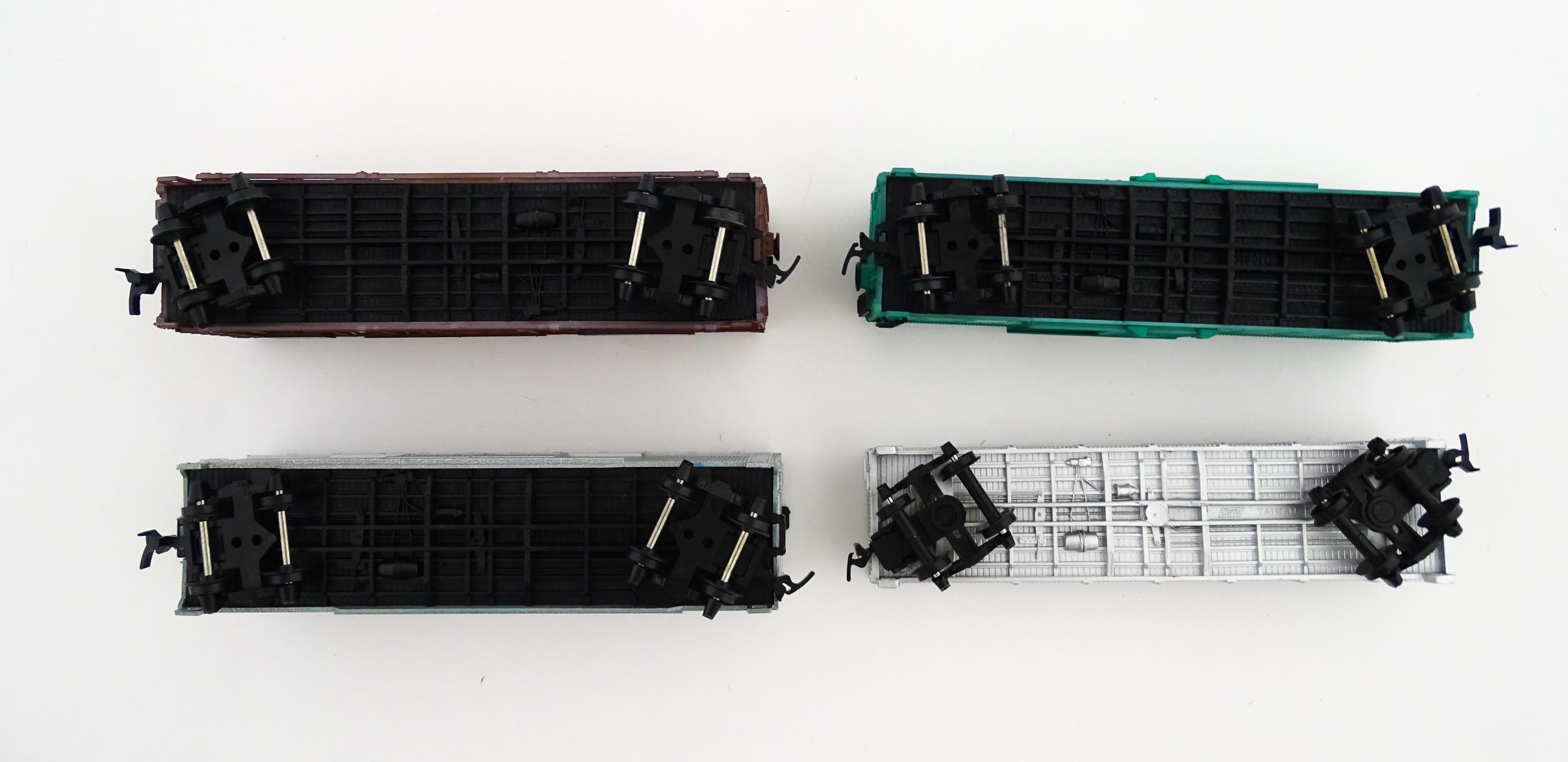 Toys - Model Train / Railway Interest : Four AHM scale model HO gauge carriages comprising Penn - Image 2 of 11