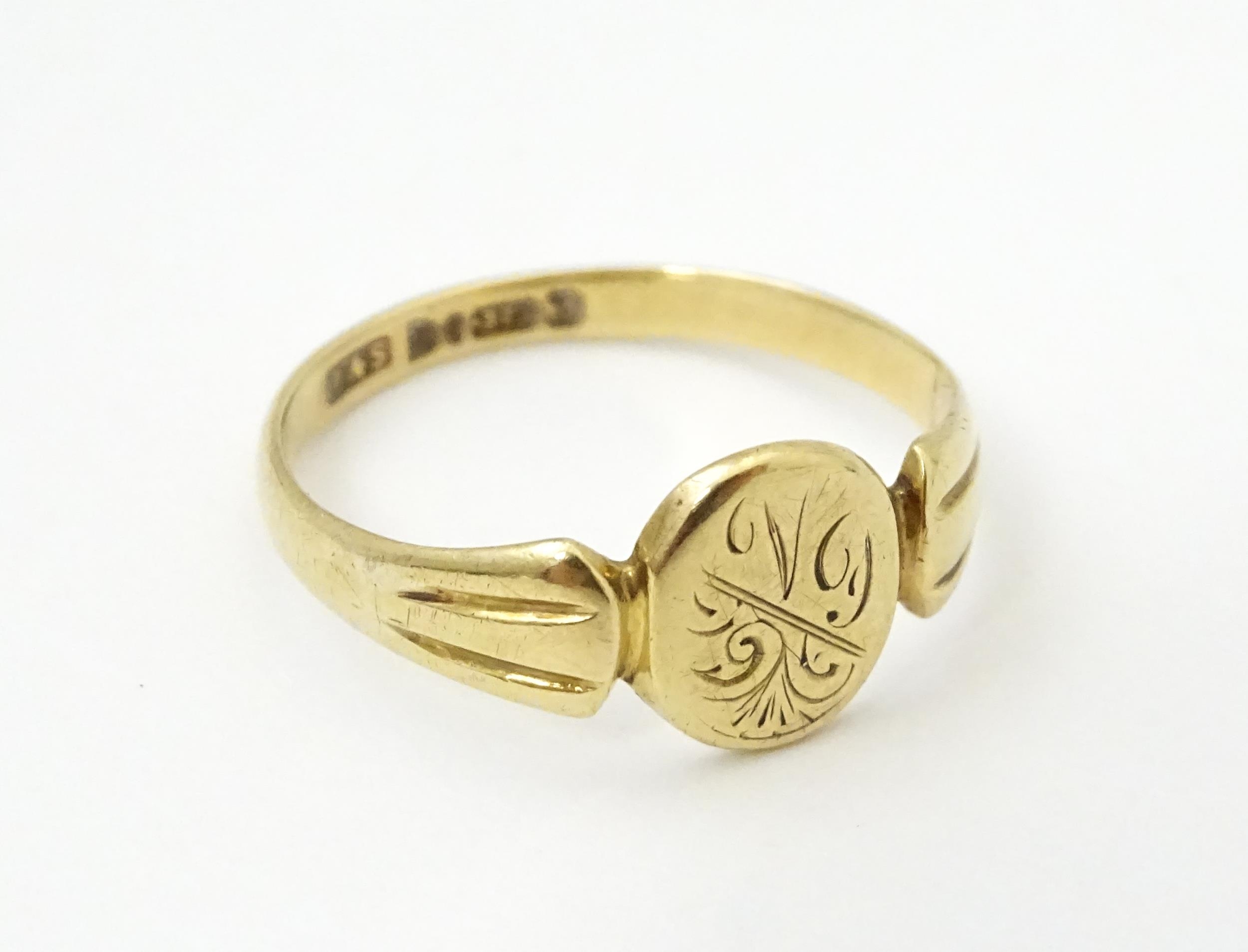 A 9ct gold ring with engraved detail to centre. Ring size approx. N Please Note - we do not make - Image 5 of 7
