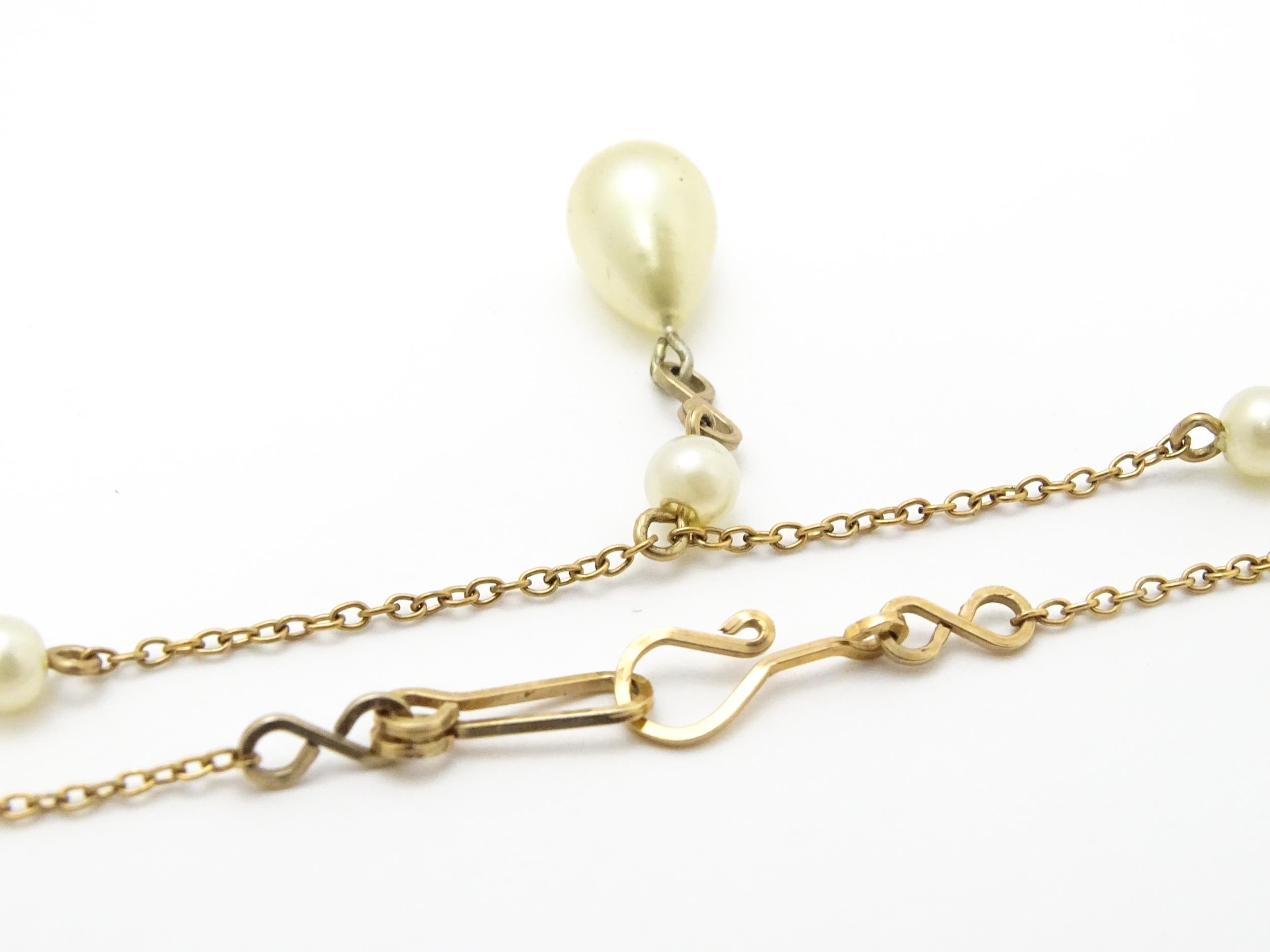 A gilt metal necklace set with pearl beads and drop. Approx. 17" long Please Note - we do not make - Image 8 of 9