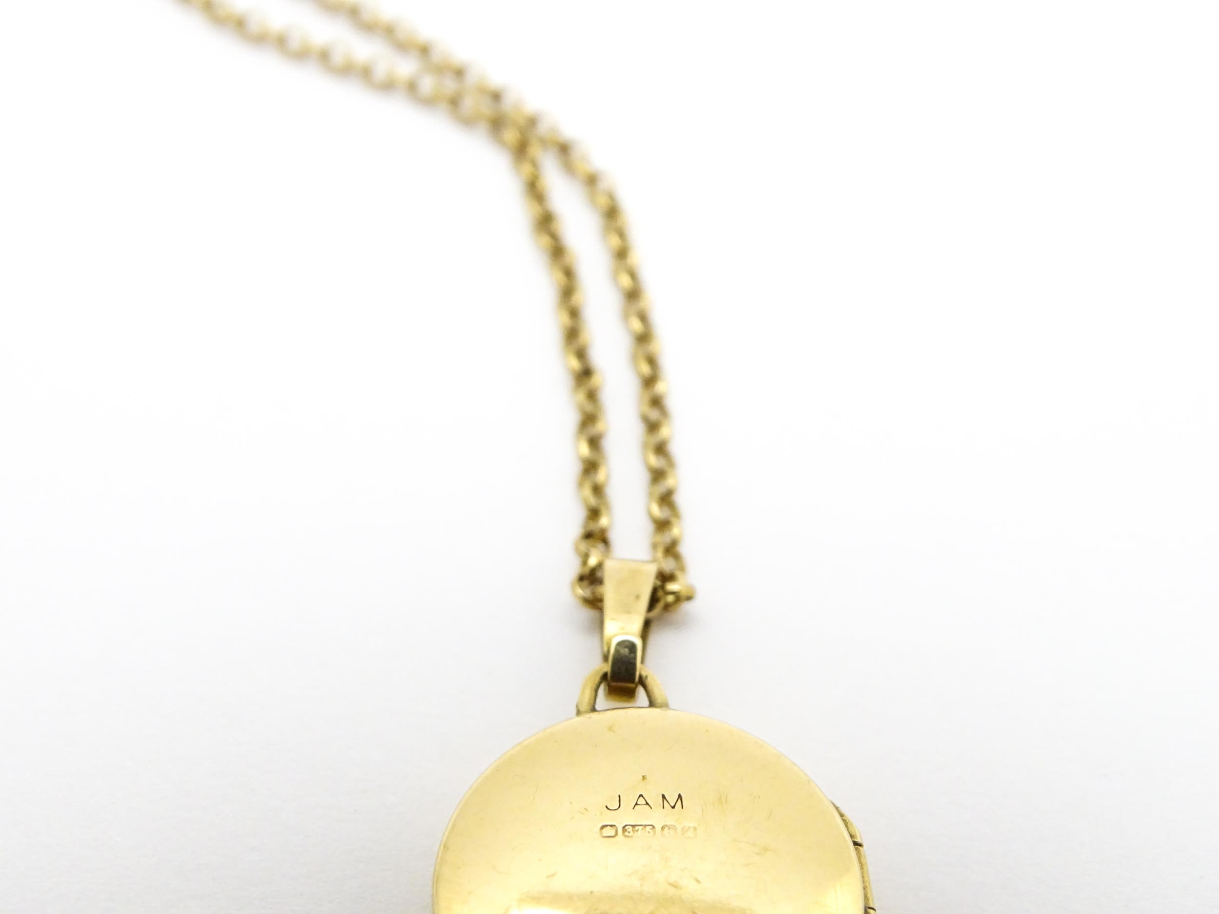 A 9ct gold locket with engraved detail on a 9ct gold chain. Locket approx. 5/8" wide Please Note - - Image 3 of 7