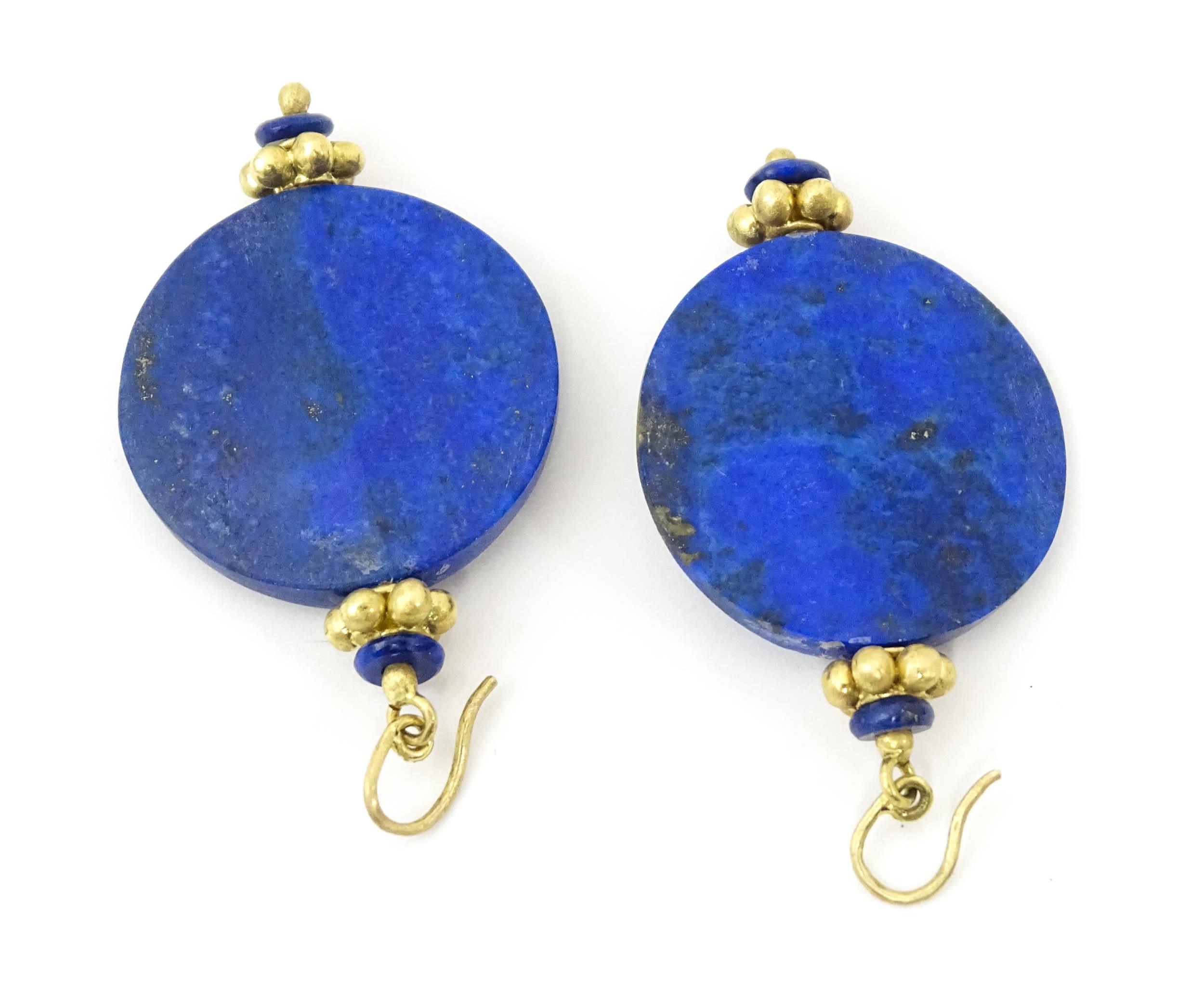 A 20thC necklace set with Lapis lazuli disc beads with yellow metal bead detail and matching - Image 4 of 10