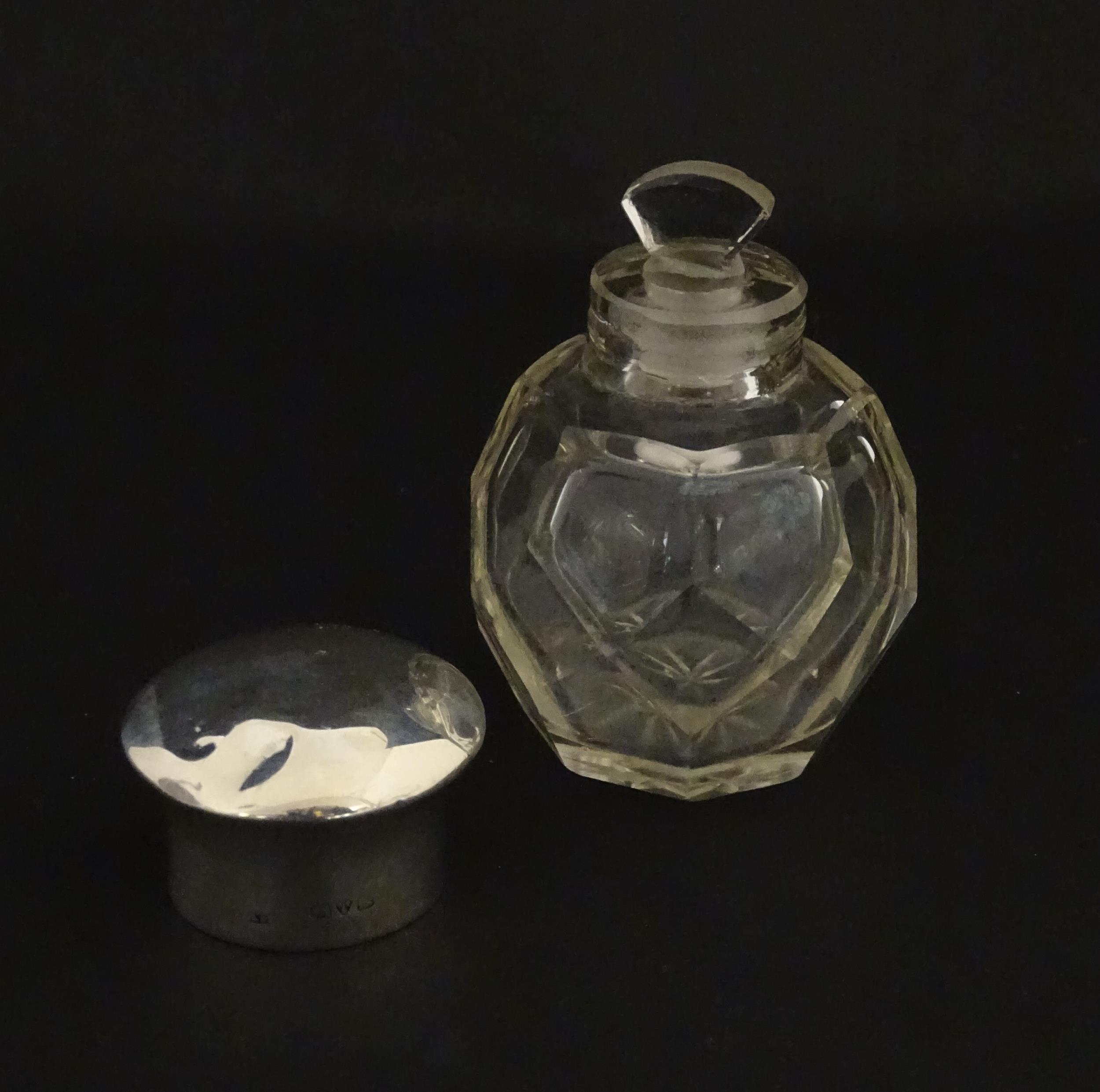 A cut glass scent / perfume bottle with silver top hallmarked Chester 1912. Approx. 2 3/4" high - Image 2 of 8