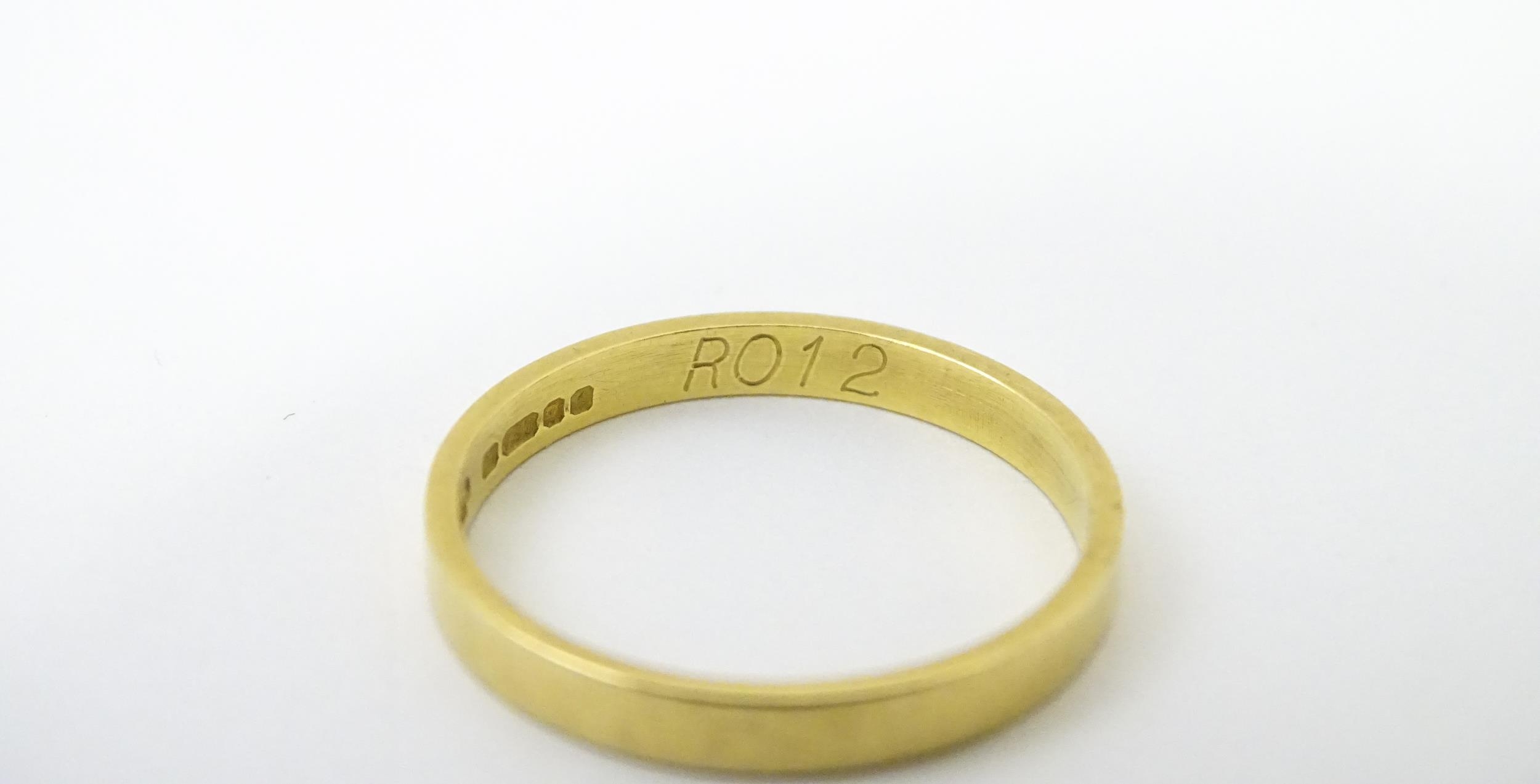 An 18ct gold ring / wedding band. Ring size approx. O Please Note - we do not make reference to - Image 5 of 9