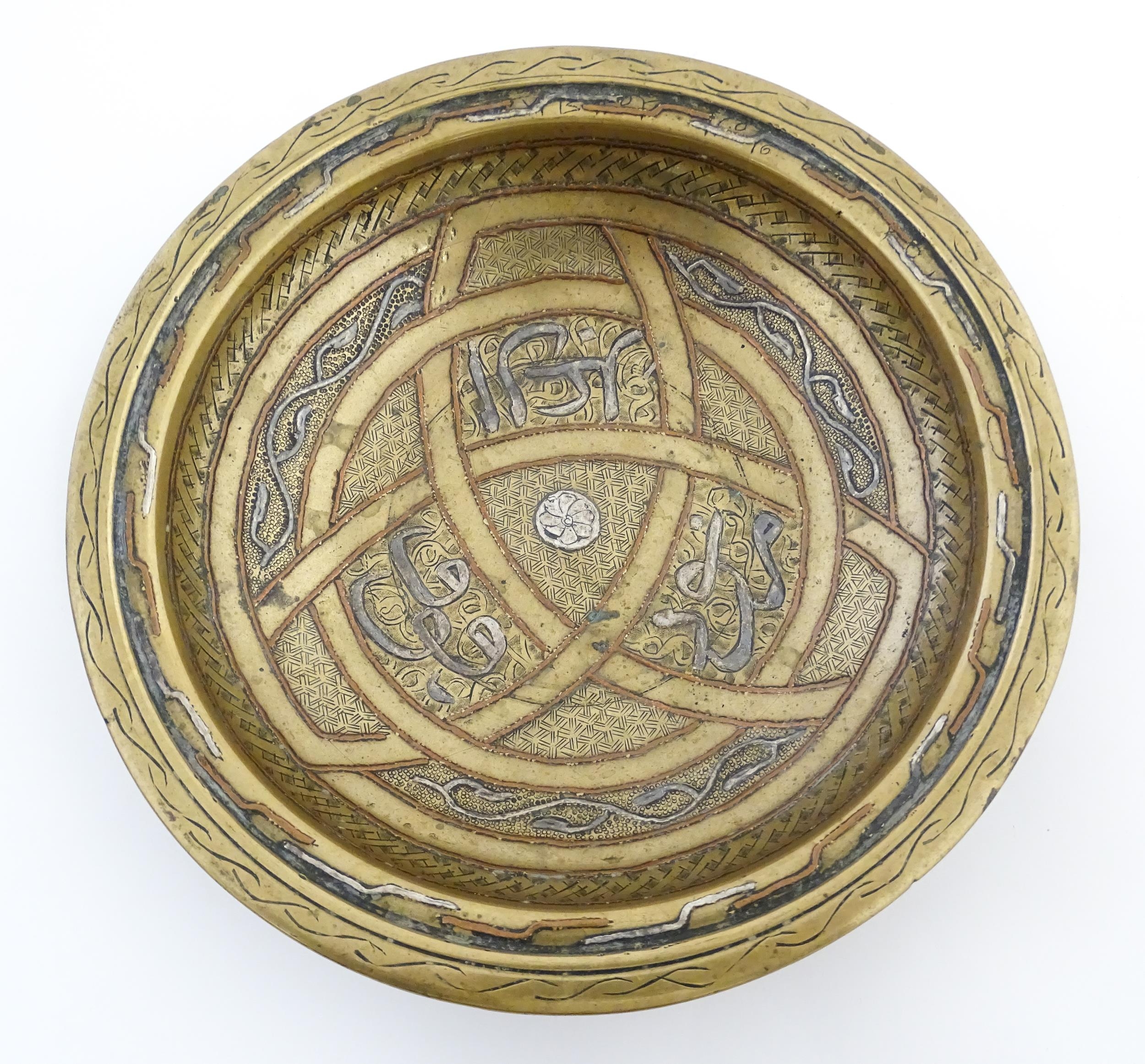 A Middle Eastern brass dish / bowl with incised detail and inlaid white metal and copper - Image 7 of 8