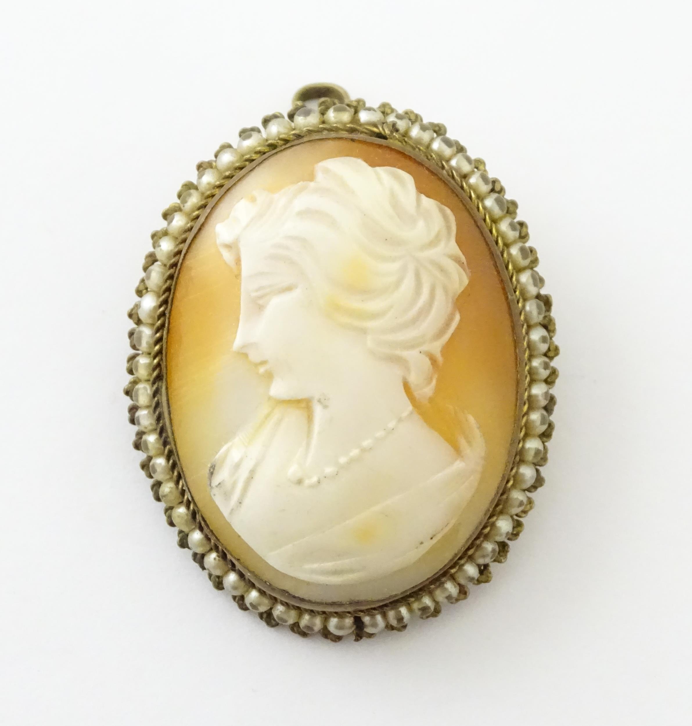 Four brooches comprising a Rosenthal brooch, a gilt metal brooch set with shell carved cameo - Image 9 of 13