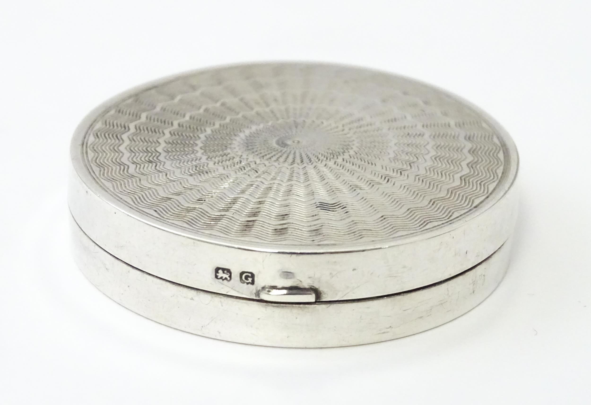 An Art Deco silver compact with engine turned decoration and mirror within, hallmarked Birmingham - Image 3 of 7