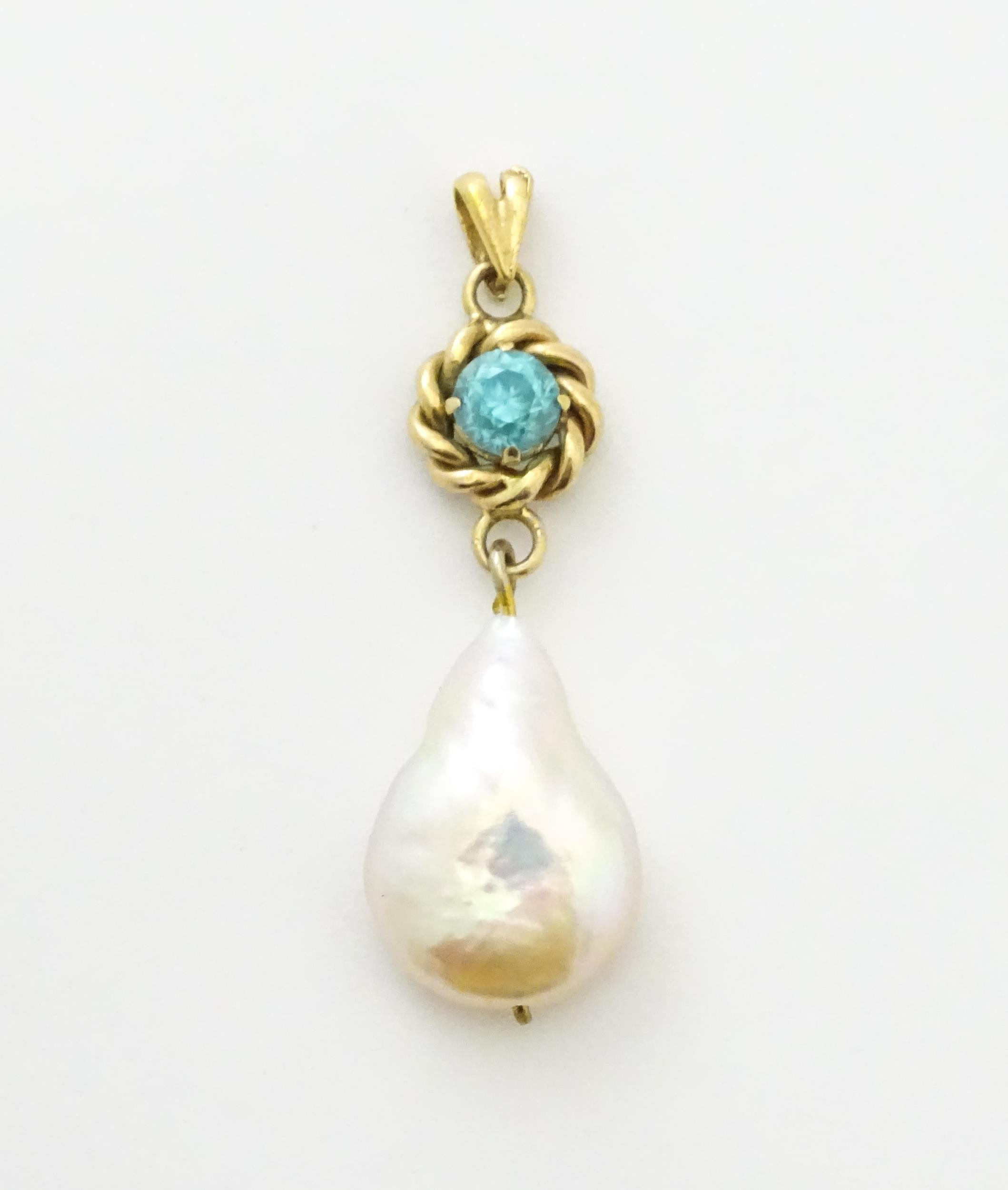 A yellow metal blister pearl necklace set with topaz. Approx 1 /2" long Please Note - we do not make - Image 3 of 7