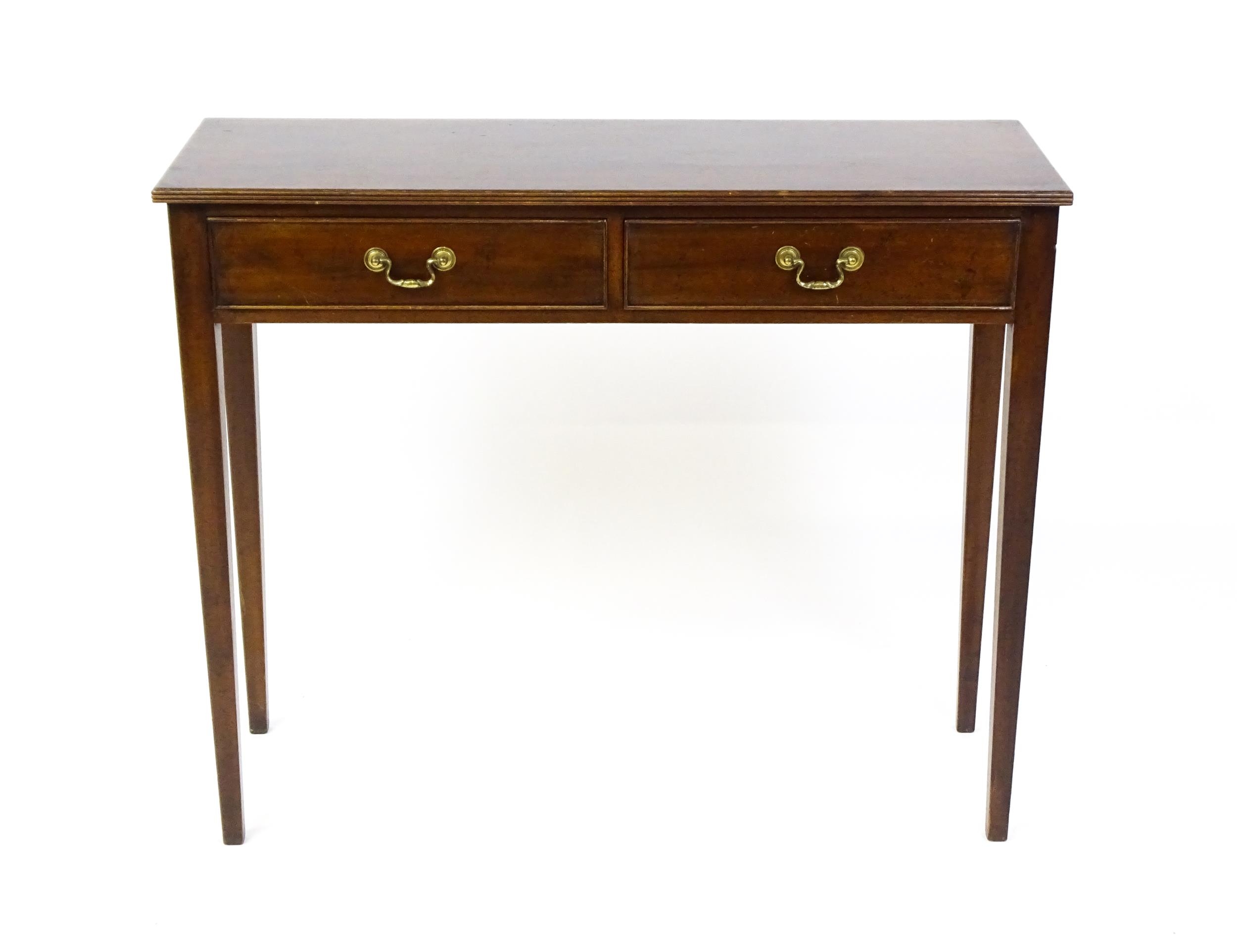 A 20thC mahogany console table / side table with a reeded edge and two short drawers with swan - Bild 3 aus 8