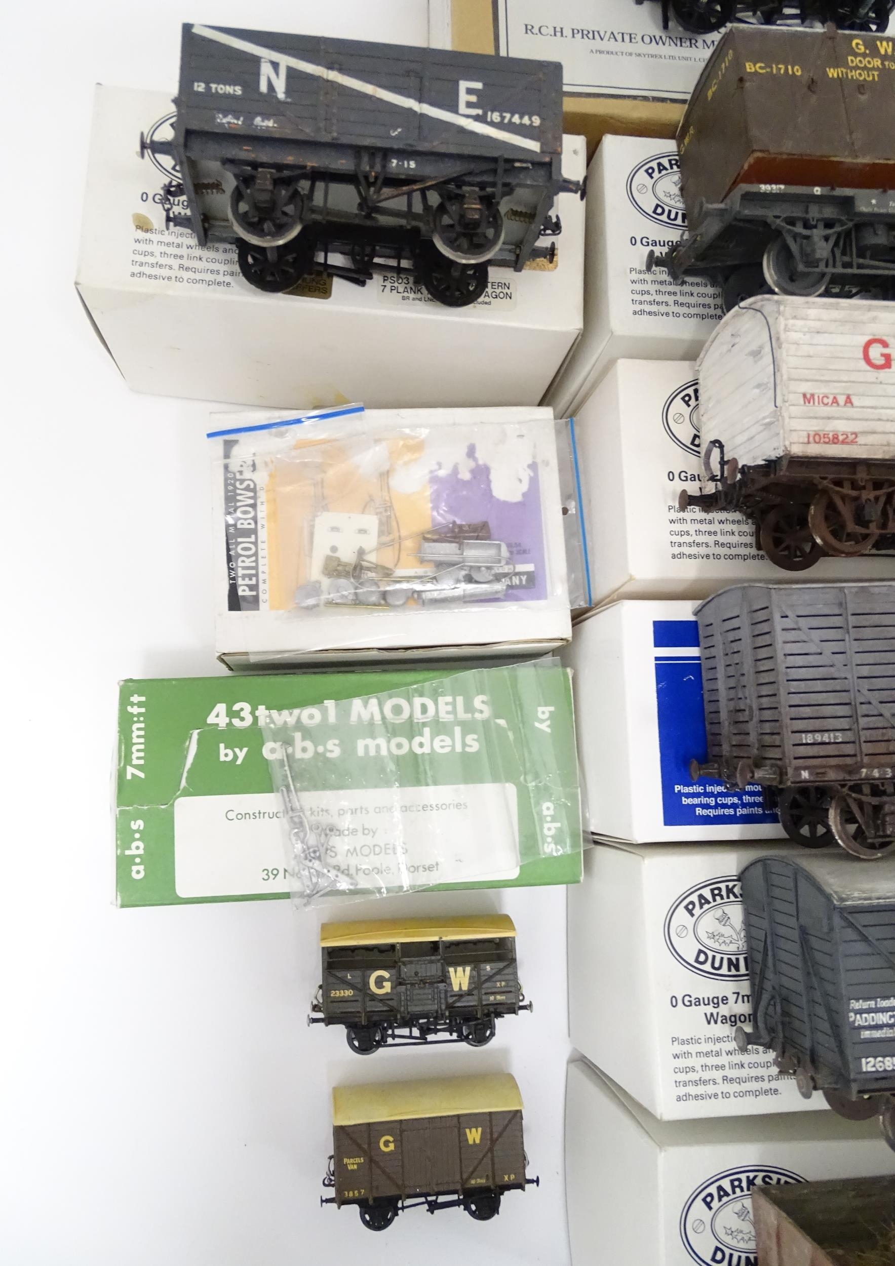 Toys - Model Train / Railway Interest : A quantity of assorted model train / locomotive / rolling - Image 10 of 18