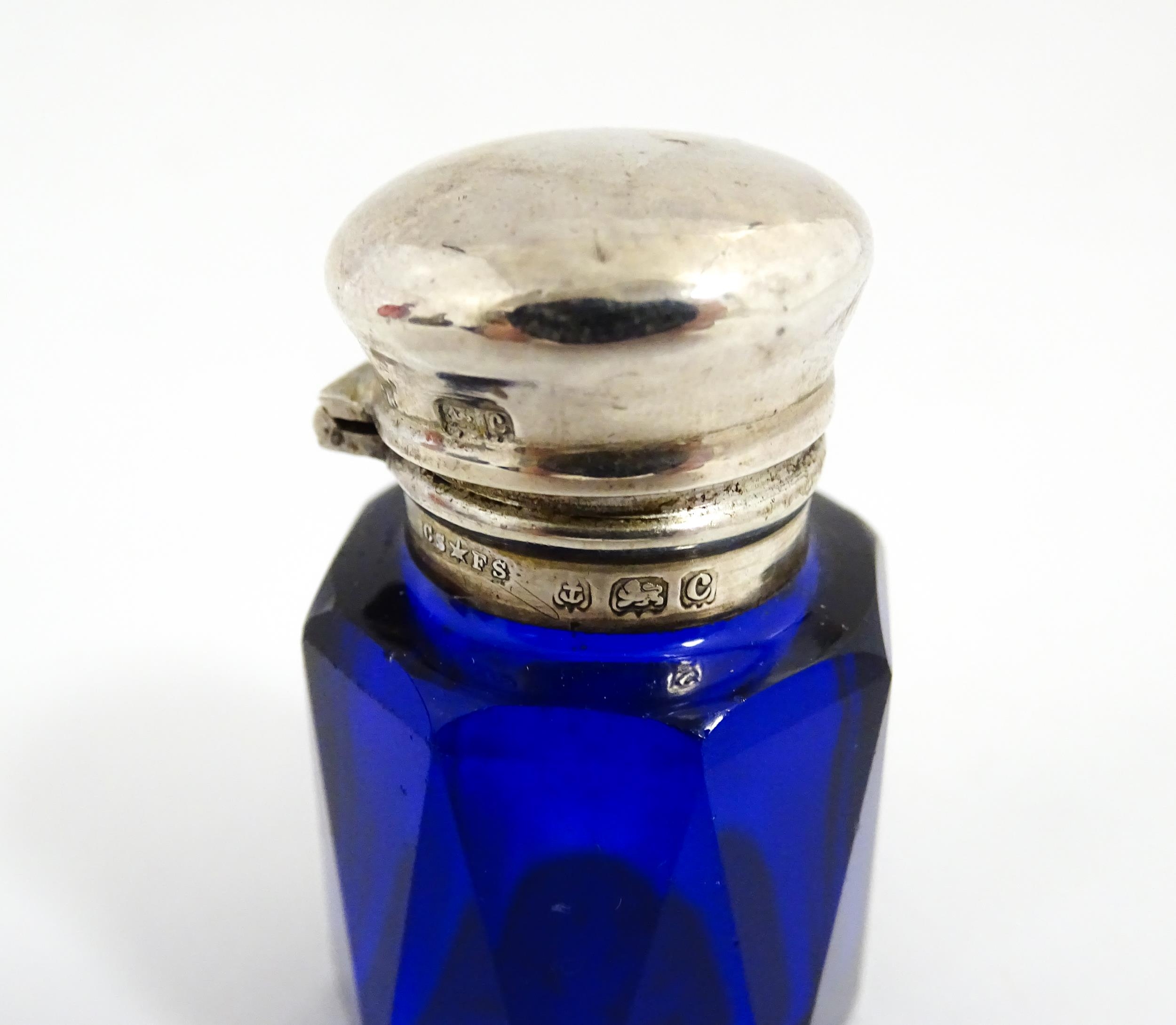 A blue glass scent / salts bottle with silver top hallmarked Birmingham 1902, maker Cornelius - Image 8 of 9