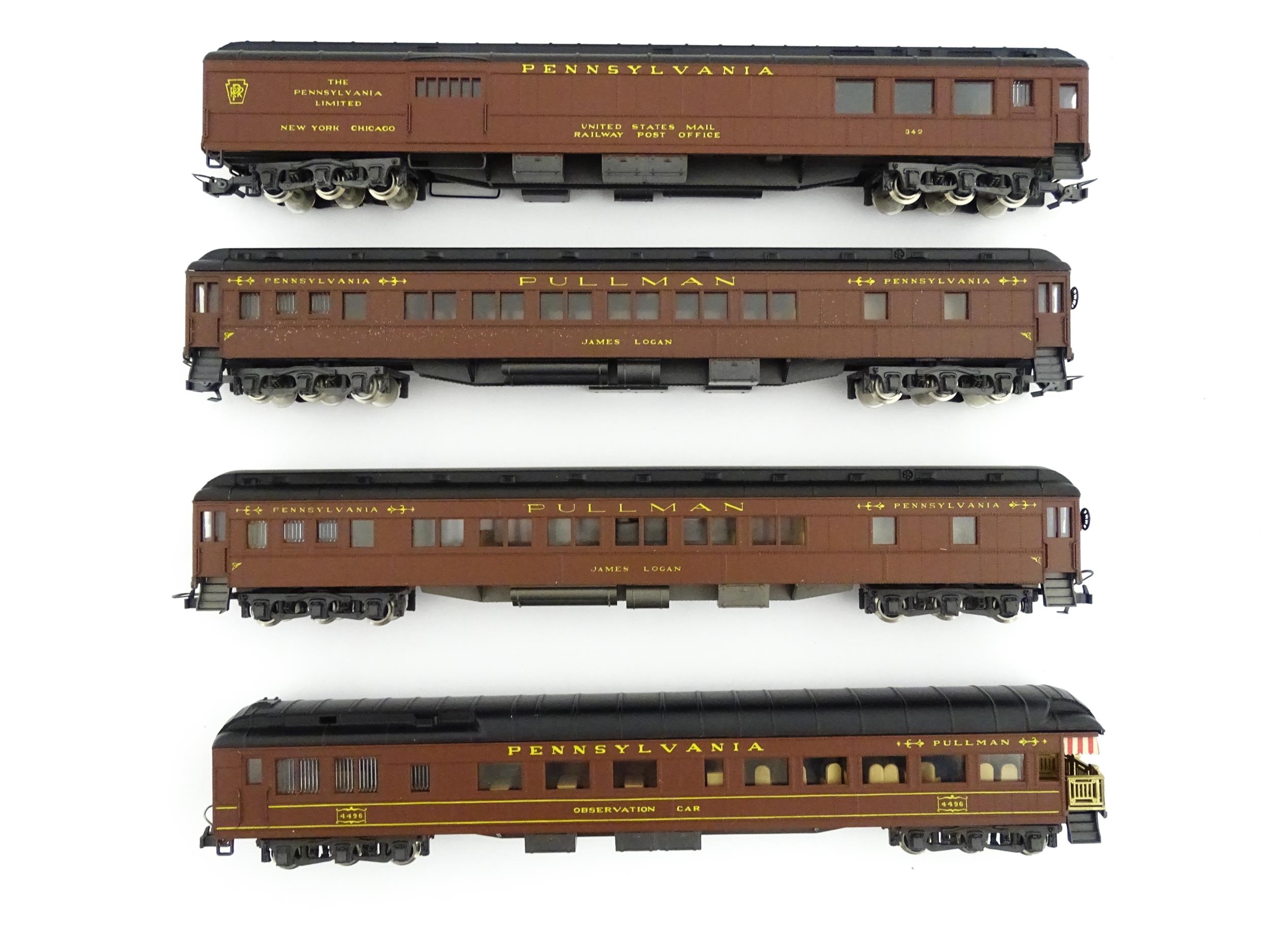 Toys - Model Train / Railway Interest : Four Rivarossi scale model HO gauge carriages comprising - Image 5 of 11