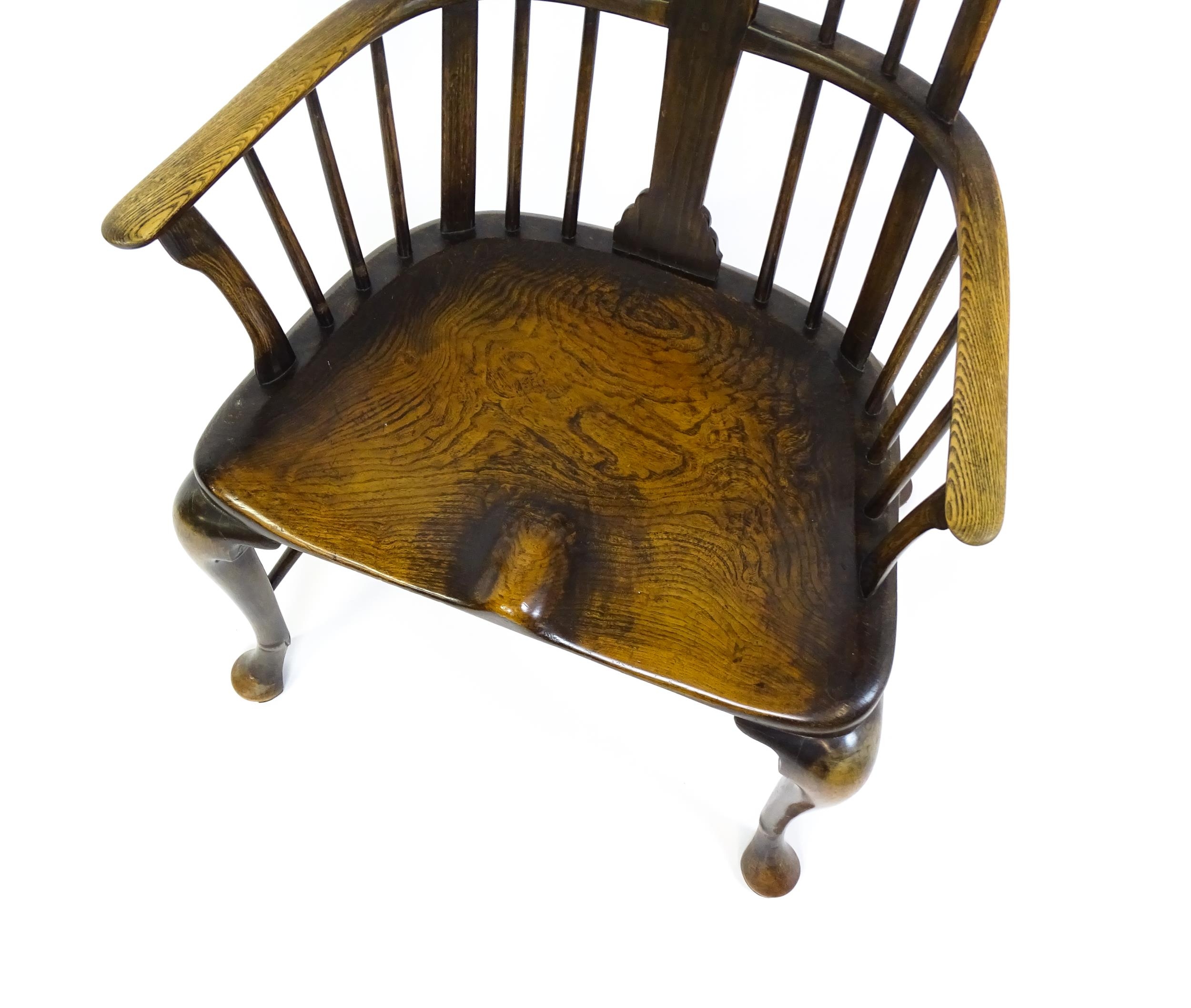 A late 19thC / early 20thC comb back Windsor chair with a vase shaped back splat and an unusually - Image 6 of 6