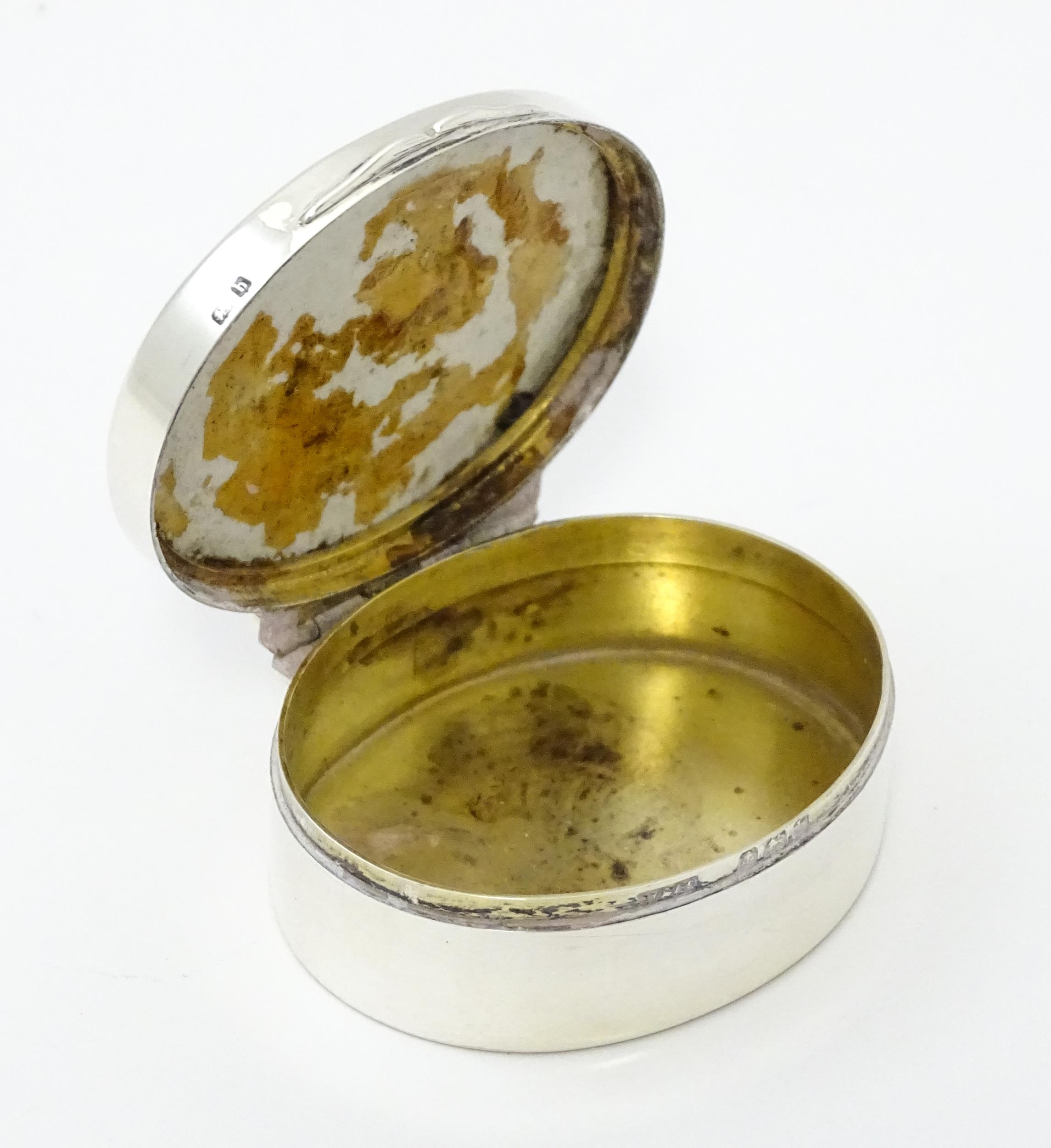 A silver pill box with gilded interior and ceramic cabochon to lid depicting a young girl holding - Image 8 of 9