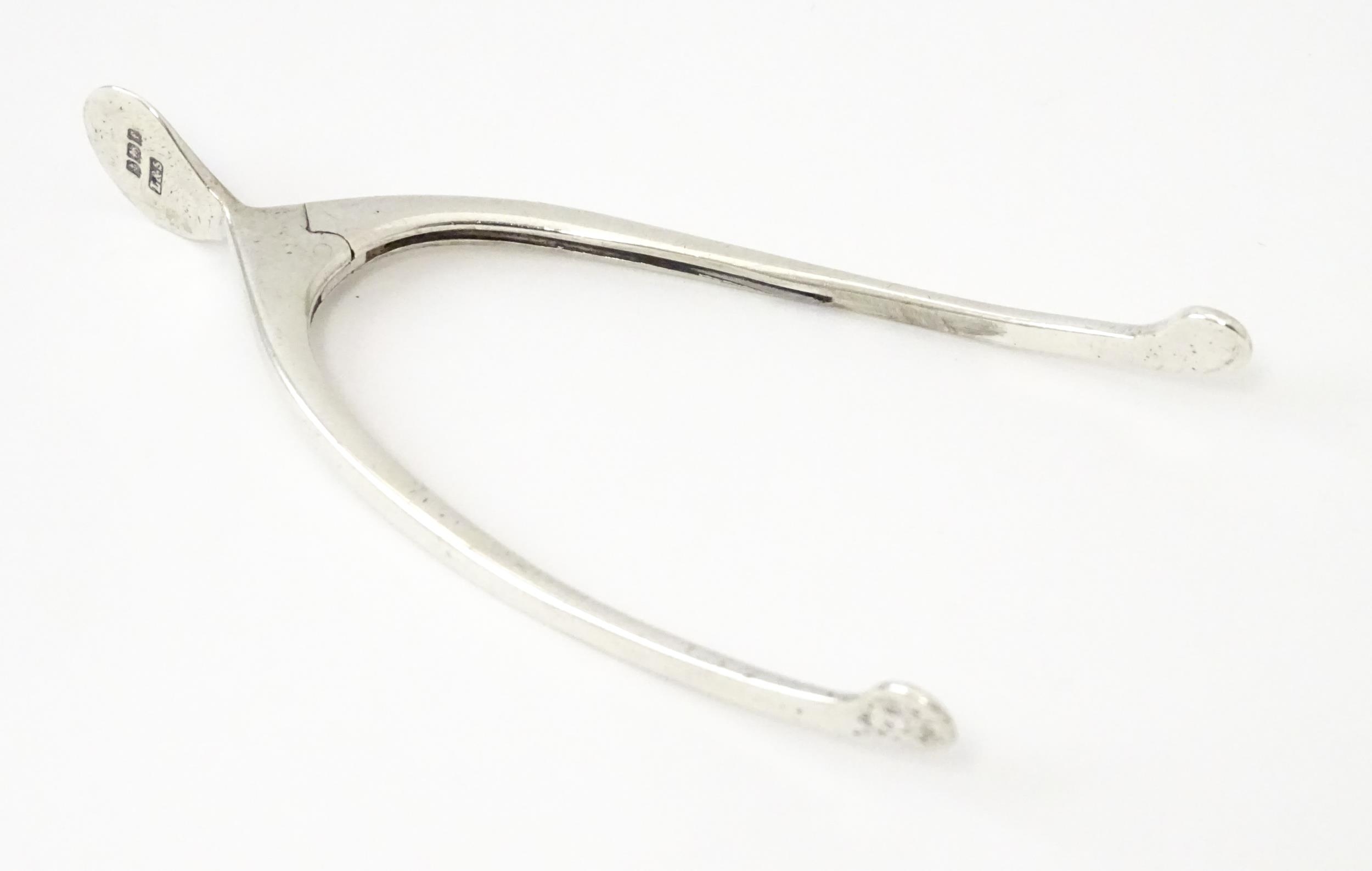 Silver tongs of wishbone form hallmarked Birmingham 1903 maker Levi & Salaman. Approx. 4" long - Image 2 of 7