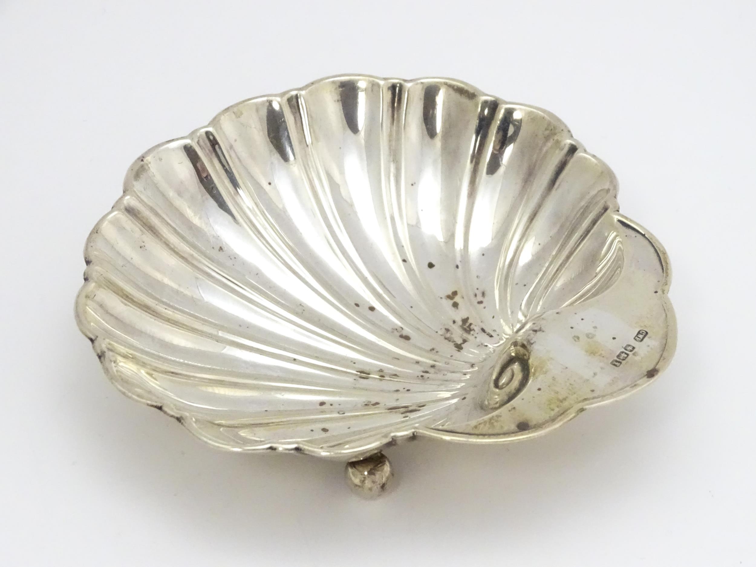 A silver butter dish of scallop shell form hallmarked Sheffield 1915, maker C. W. Fletcher & Son - Image 3 of 6