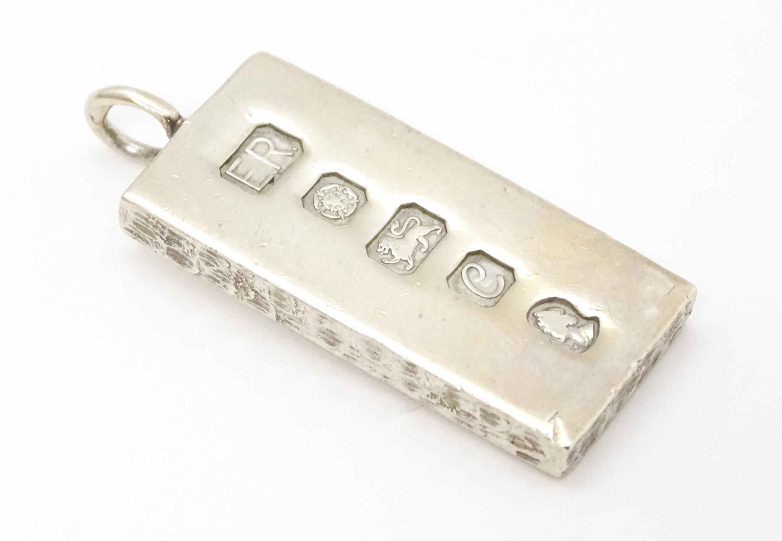 A silver pendant of ingot form hallmarked Sheffield 1977, with Silver Jubilee mark. Approx. 1 3/4" - Image 6 of 6