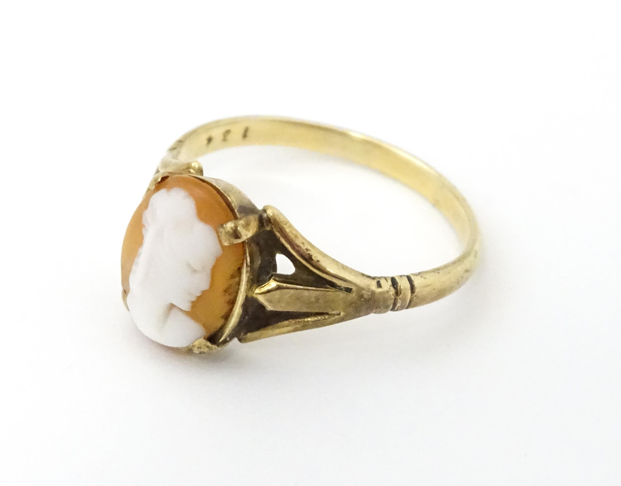 A 9ct gold ring set with classical cameo . Ring size approx. T Please Note - we do not make - Image 4 of 7