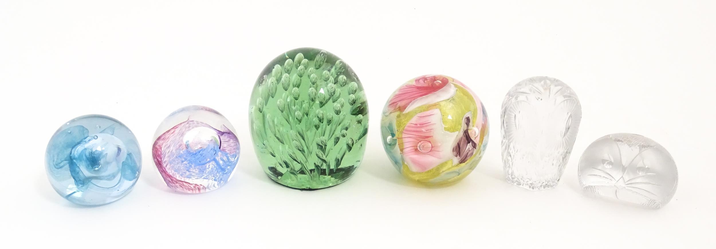 A quantity of glass paperweights examples by Tudor Crystal, Caithness, etc. Largest approx. 3 1/2"