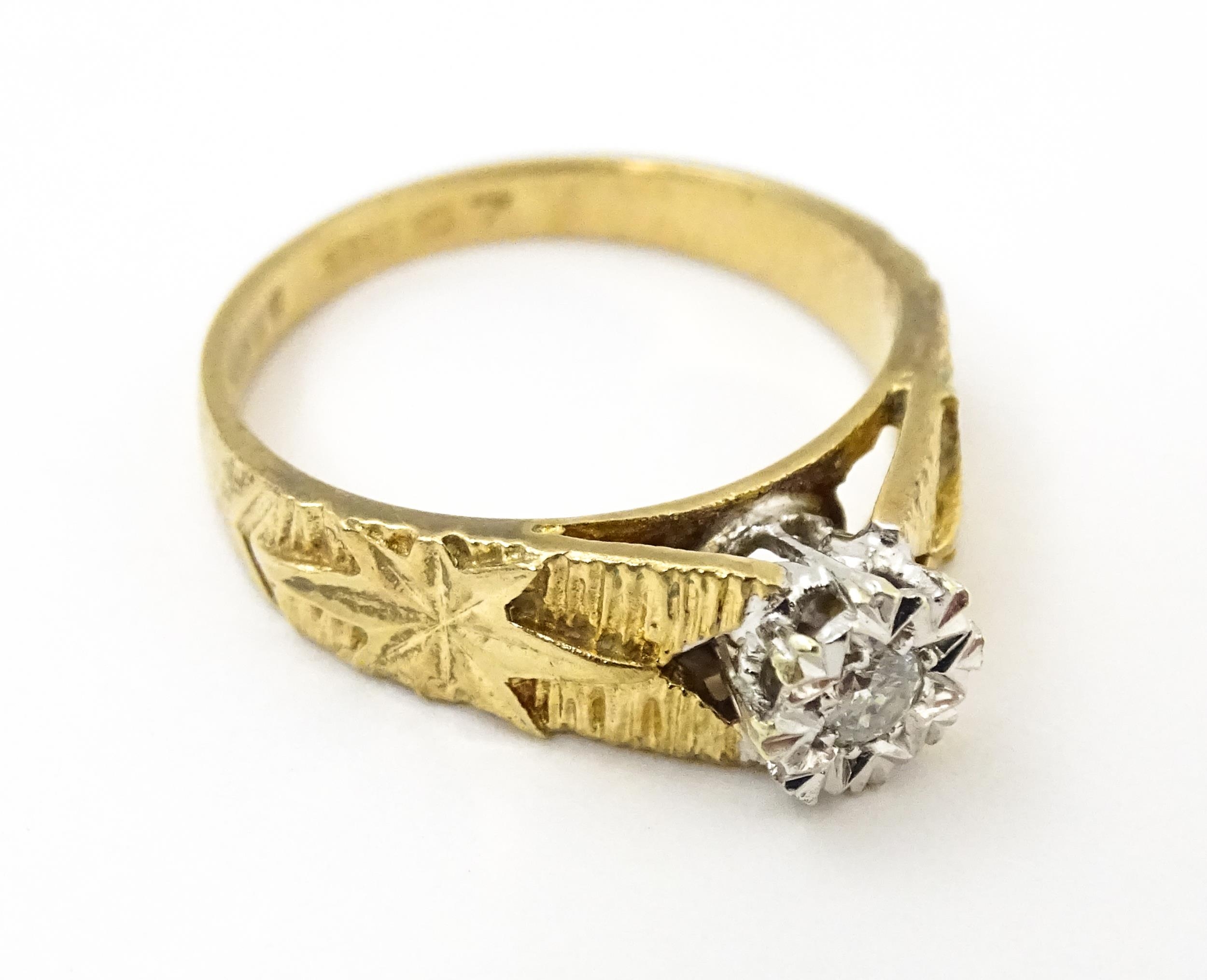 A 9ct gold ring set with central illusion set diamond with star detail to shoulders. Ring size - Image 4 of 7