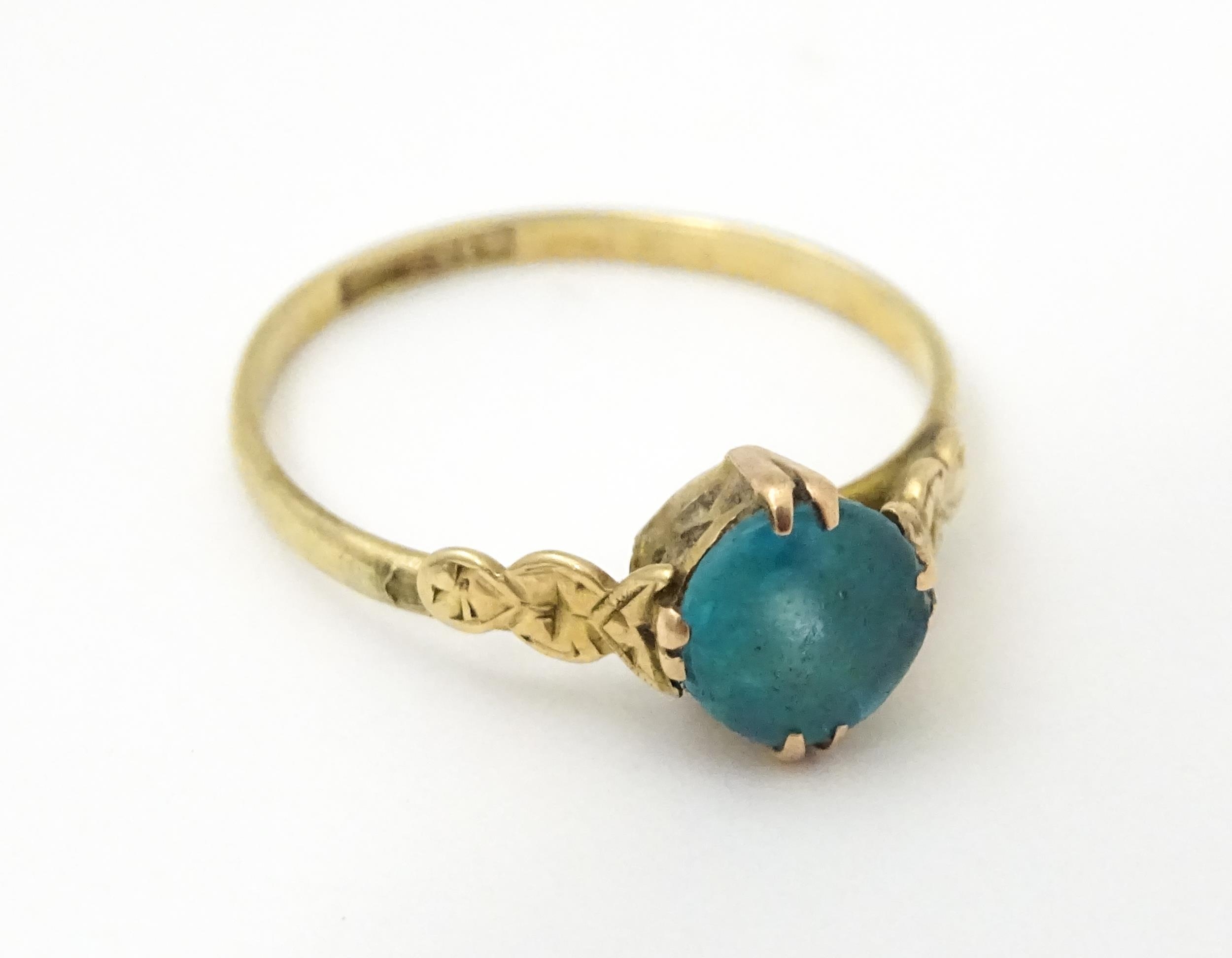 A 9ct gold ring set with aqua coloured glass to centre with engraved detail to shoulders. Ring - Image 4 of 5