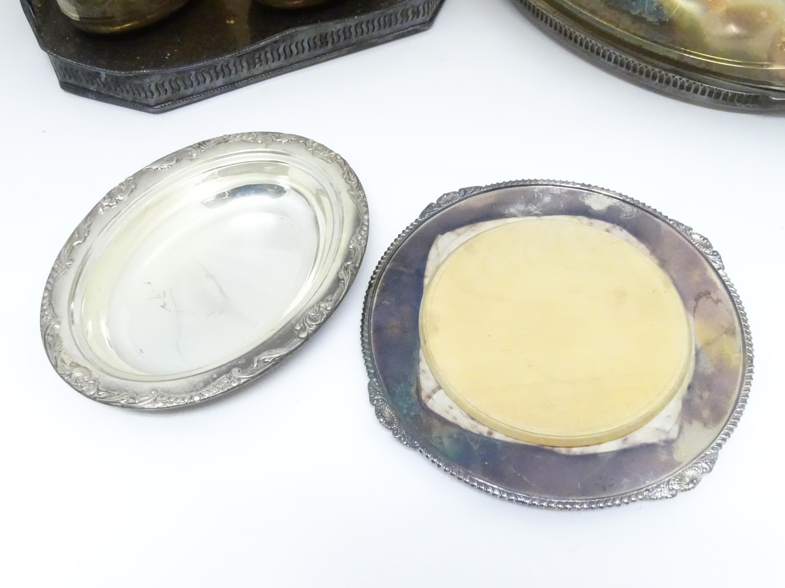 A quantity of assorted silver plated wares to include entree dishes, trays, bread plates, etc. - Image 8 of 11