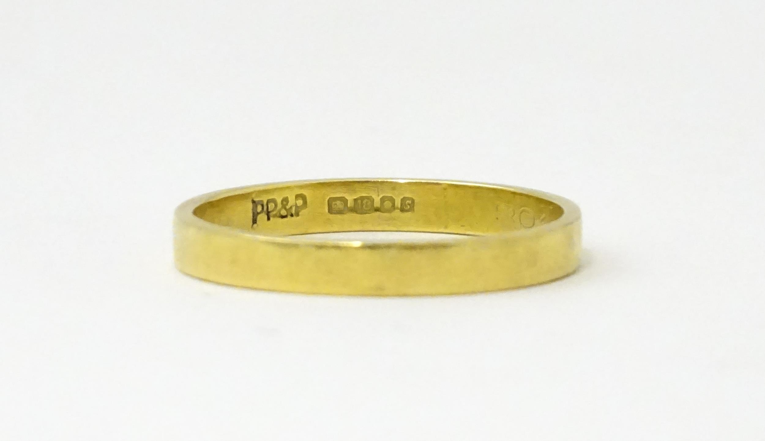 An 18ct gold ring / wedding band. Ring size approx. O Please Note - we do not make reference to - Image 2 of 7