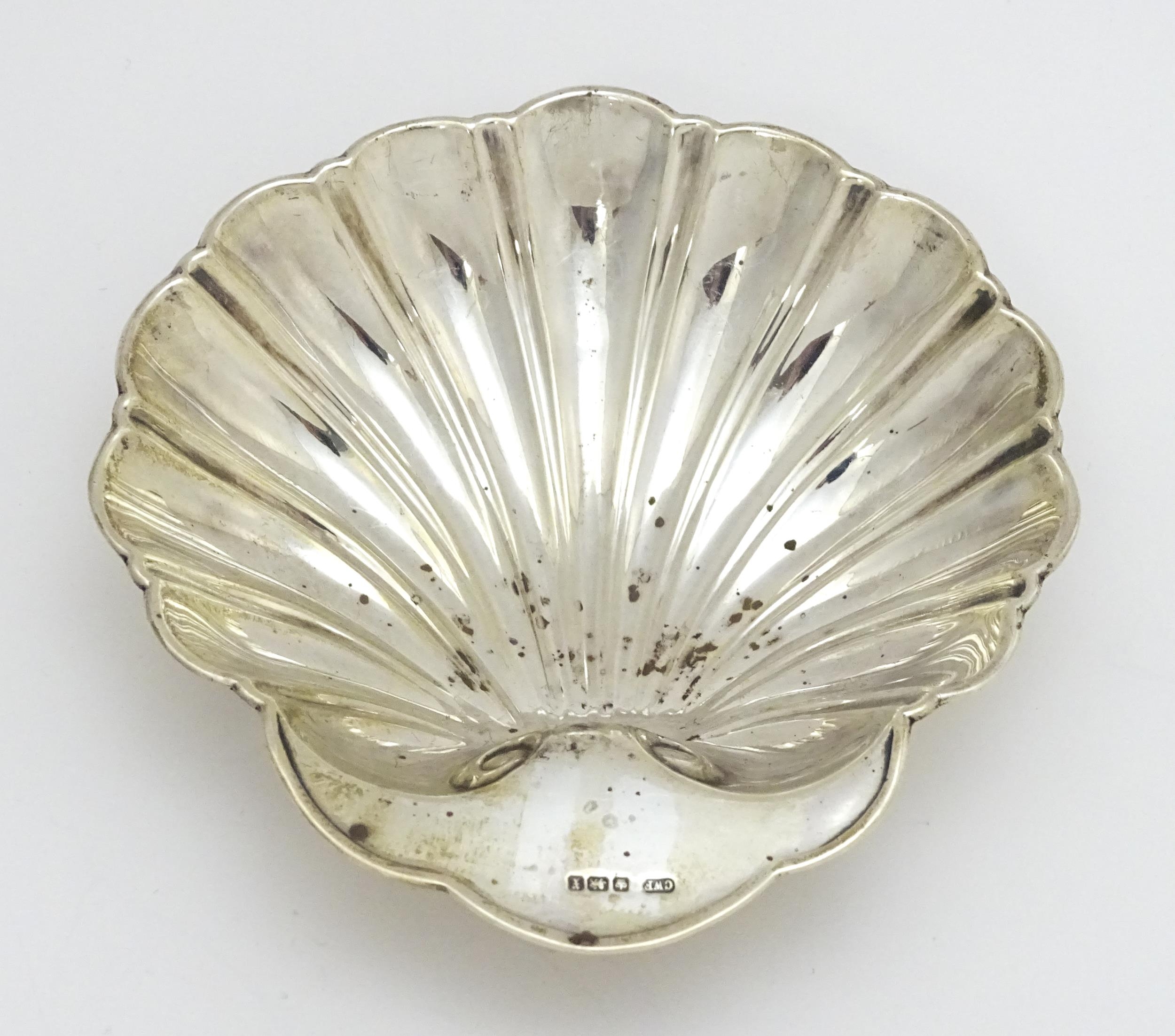 A silver butter dish of scallop shell form hallmarked Sheffield 1915, maker C. W. Fletcher & Son - Image 4 of 6