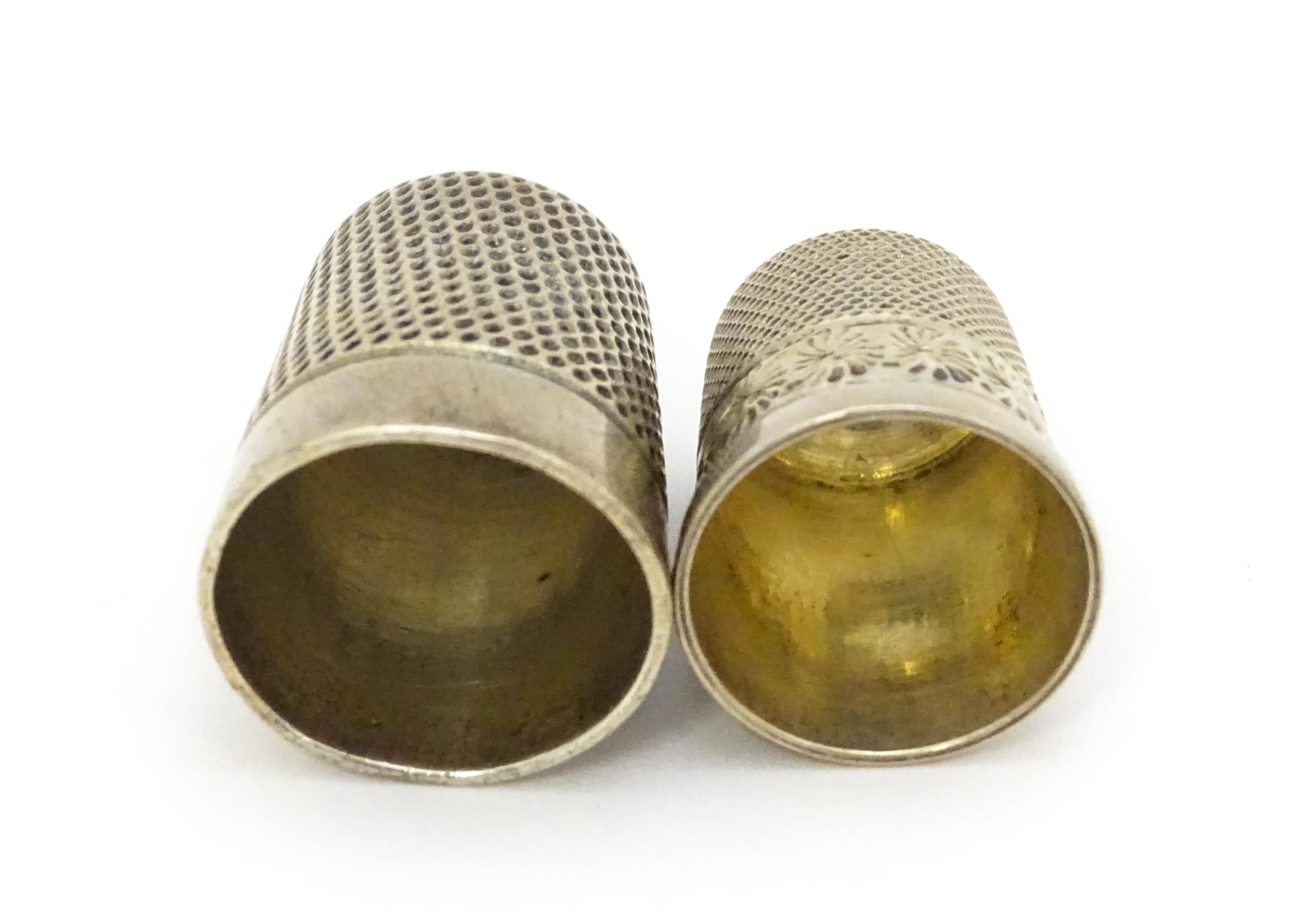 Two silver thimbles hallmarked Birmingham 1915 / 1921, maker James Swann (2) Please Note - we do not - Image 3 of 5