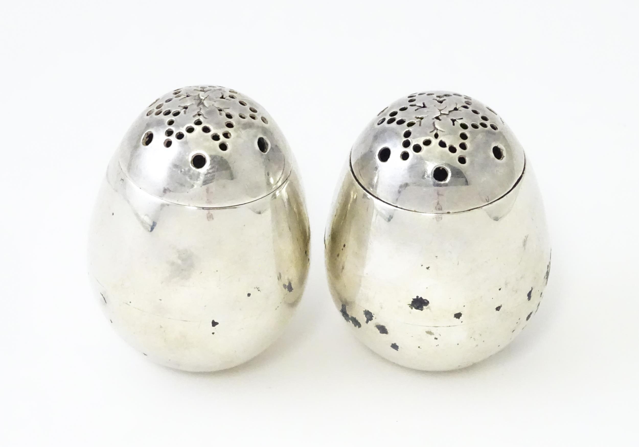 A pair of Victorian silver pepperettes of egg form. Hallmarked London 1883 maker William Hutton & - Bild 5 aus 8