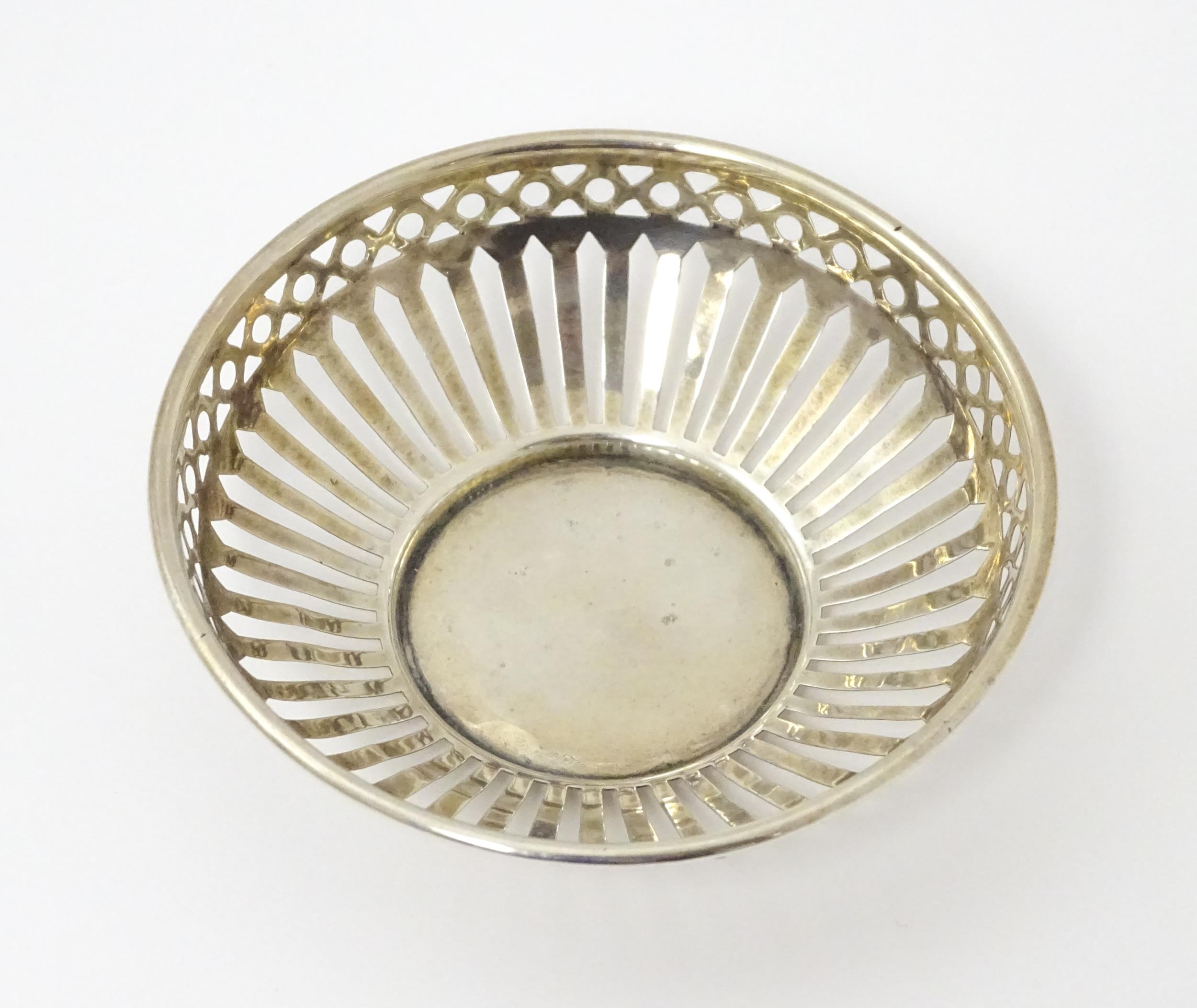 A silver bon bon dish with pierced decoration, hallmarked Birmingham 1913, maker Charles S. - Image 2 of 7