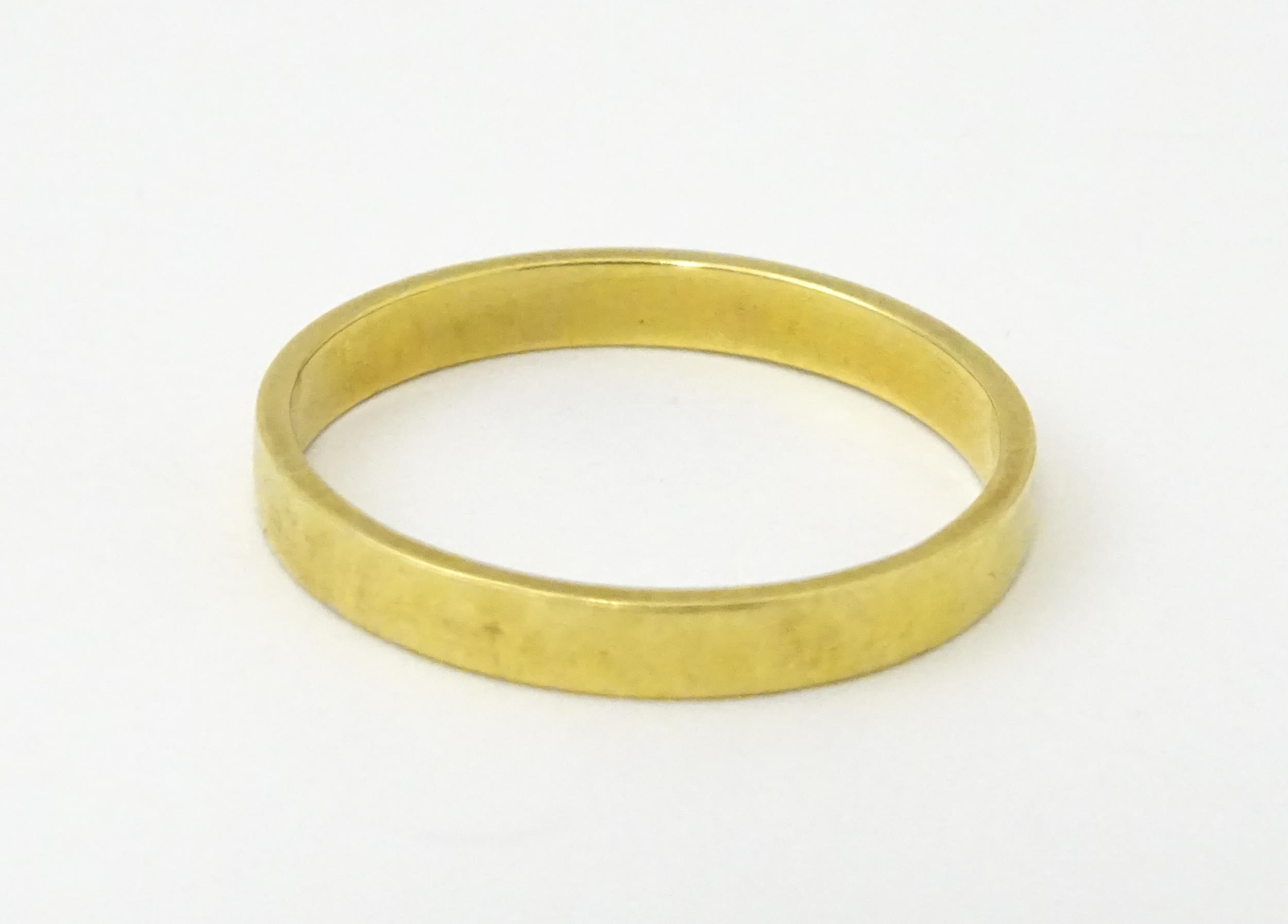 An 18ct gold ring / wedding band. Ring size approx. O Please Note - we do not make reference to - Image 5 of 7