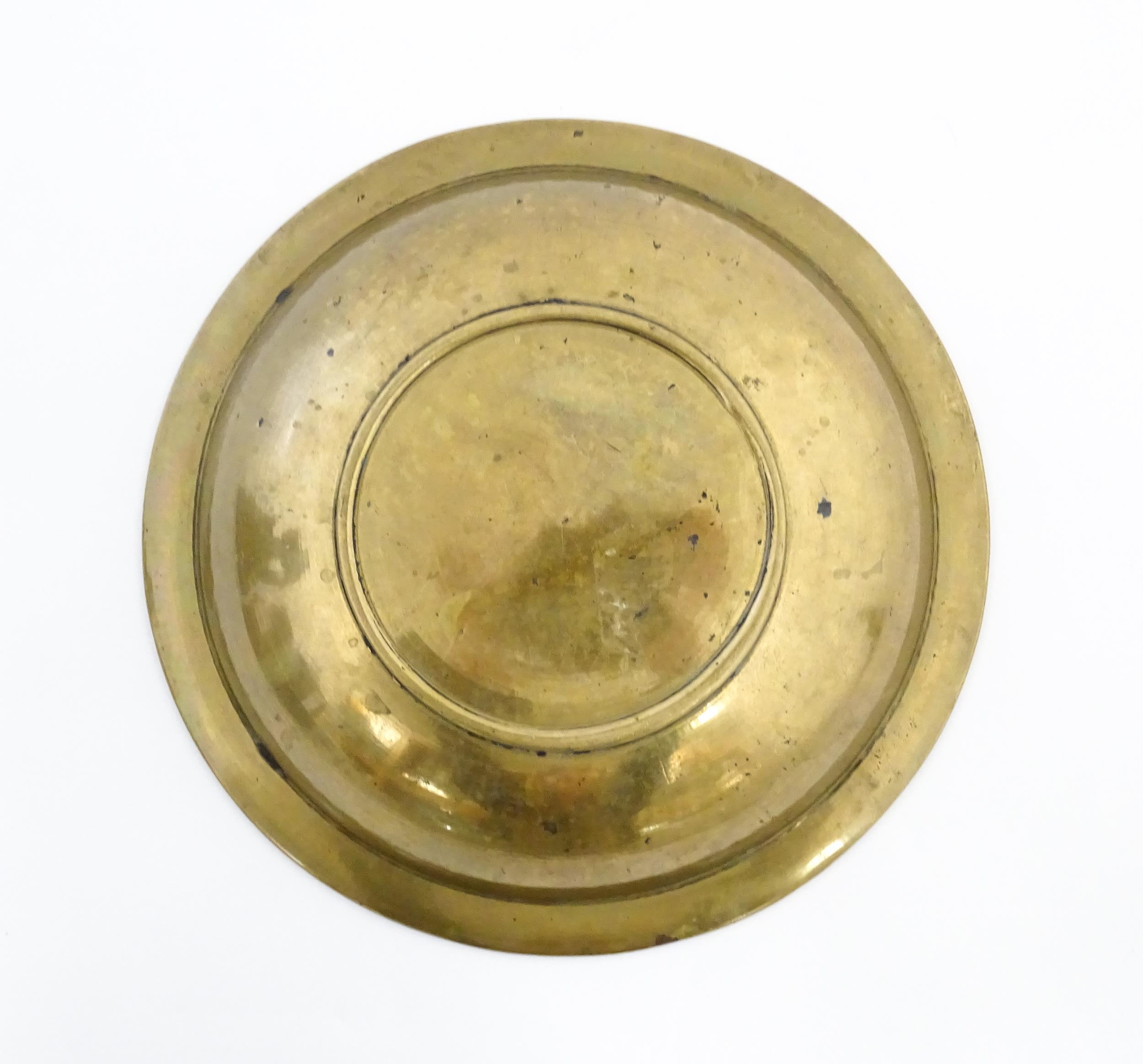 A Middle Eastern brass dish / bowl with incised detail and inlaid white metal and copper - Image 2 of 8