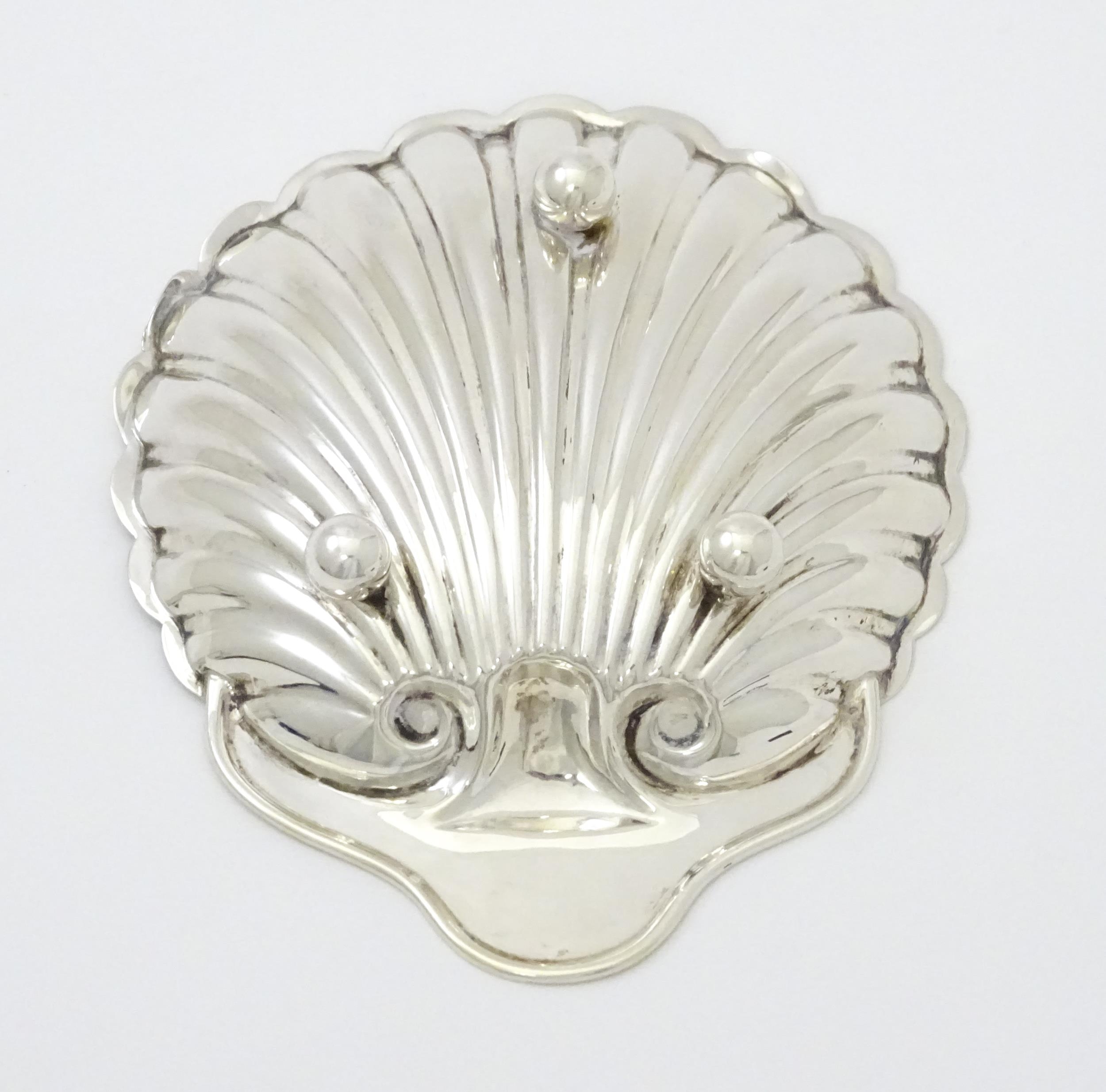 A silver butter dish of scallop shell form hallmarked Birmingham 1902, maker William Aitken. Approx. - Image 5 of 7