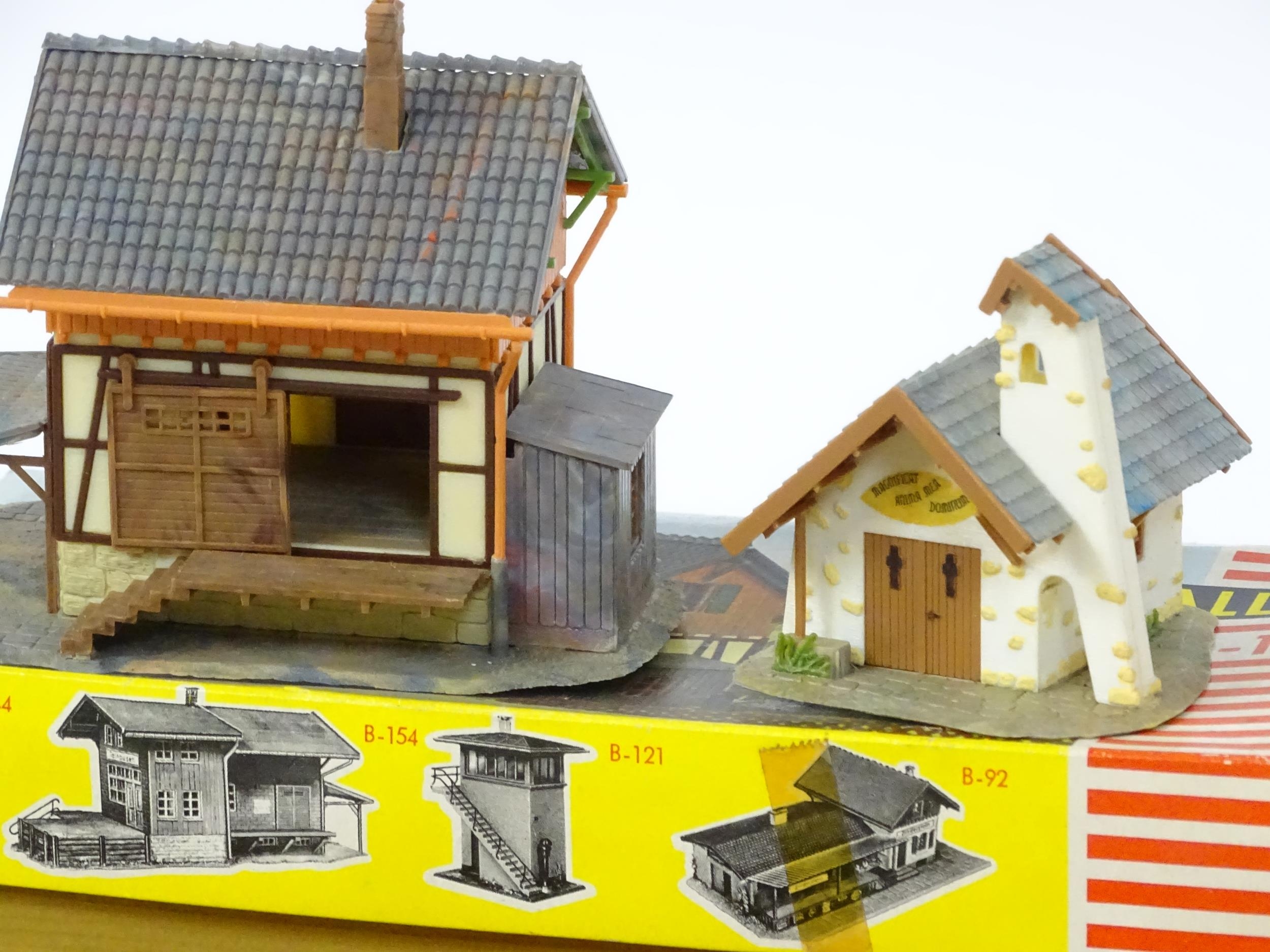 Toys - Model Train / Railway Interest : A large quantity of model railway / trackside scenery - Image 2 of 17