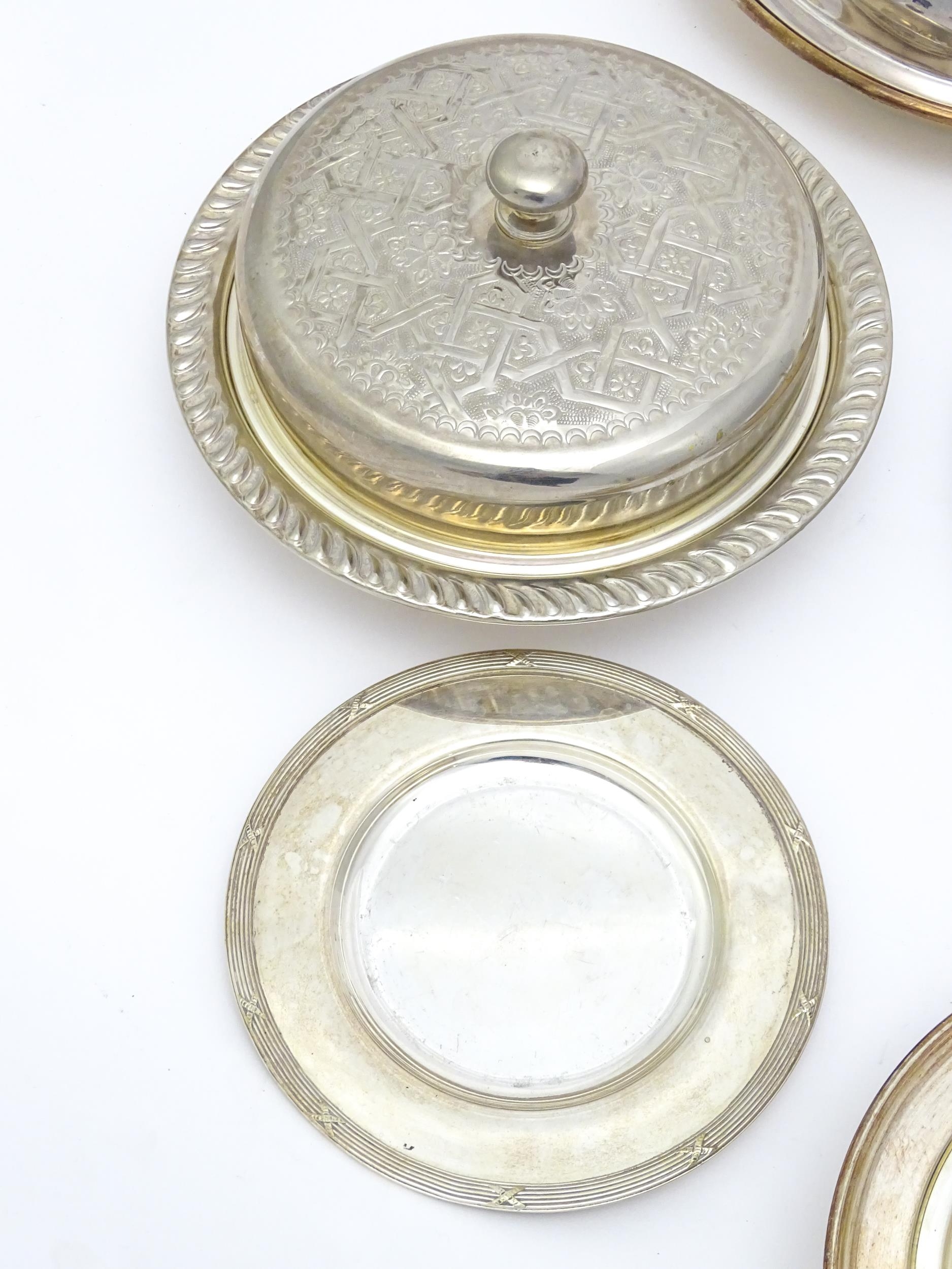 A quantity of assorted silver plate to include entree dishes, trays, dish etc including examples - Bild 4 aus 13