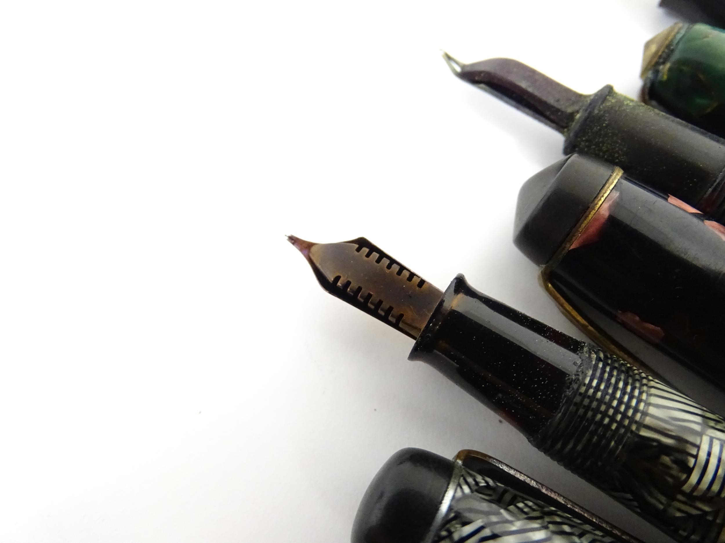 Six fountain pens with 14ct nibs, to include a Parker 'Duofold' with black finish and 14kt gold nib, - Image 19 of 22