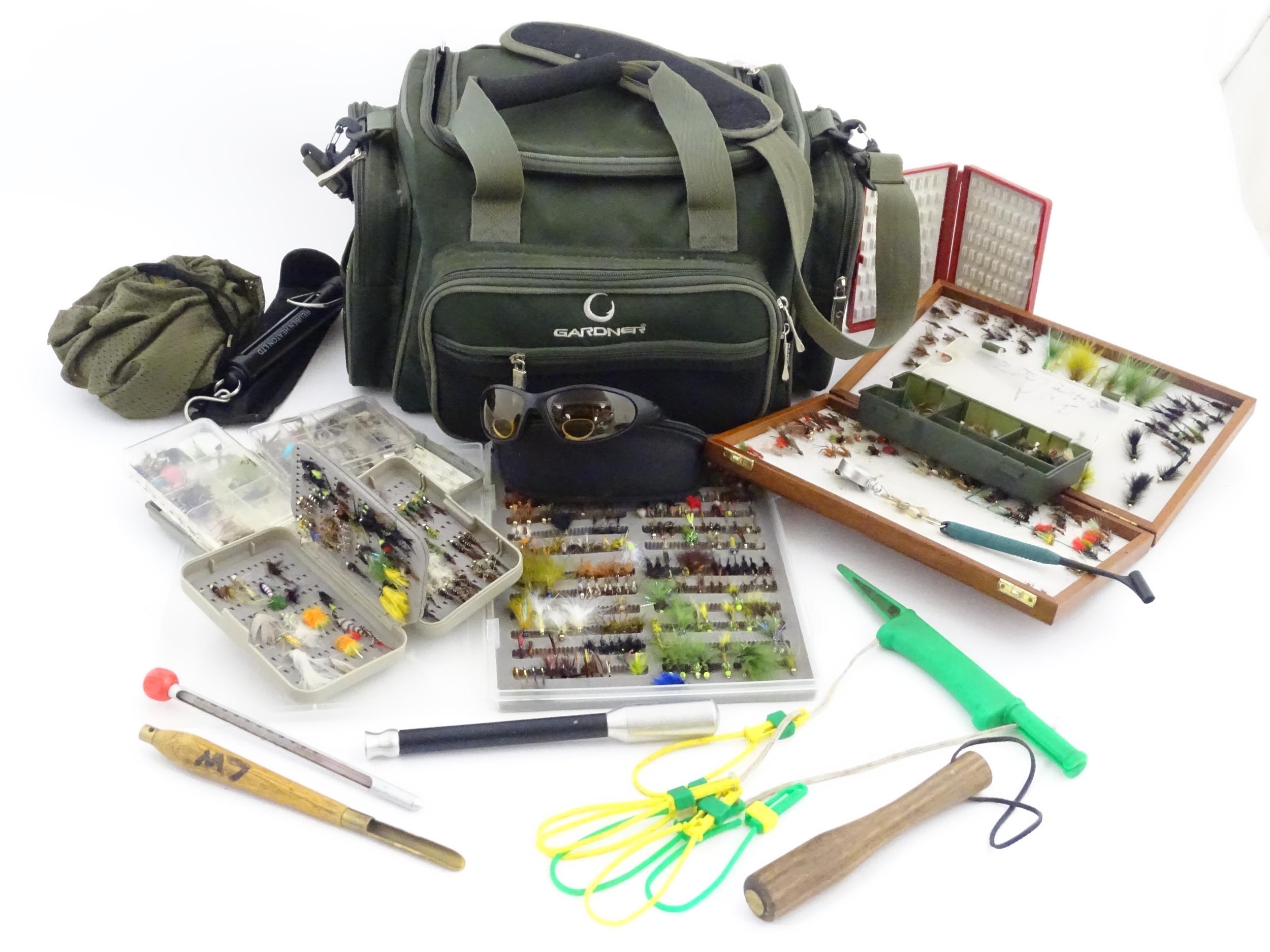 Fishing : a Gardner holdall containing a quantity of fly fishing tackle, to include : salmon and - Image 3 of 11