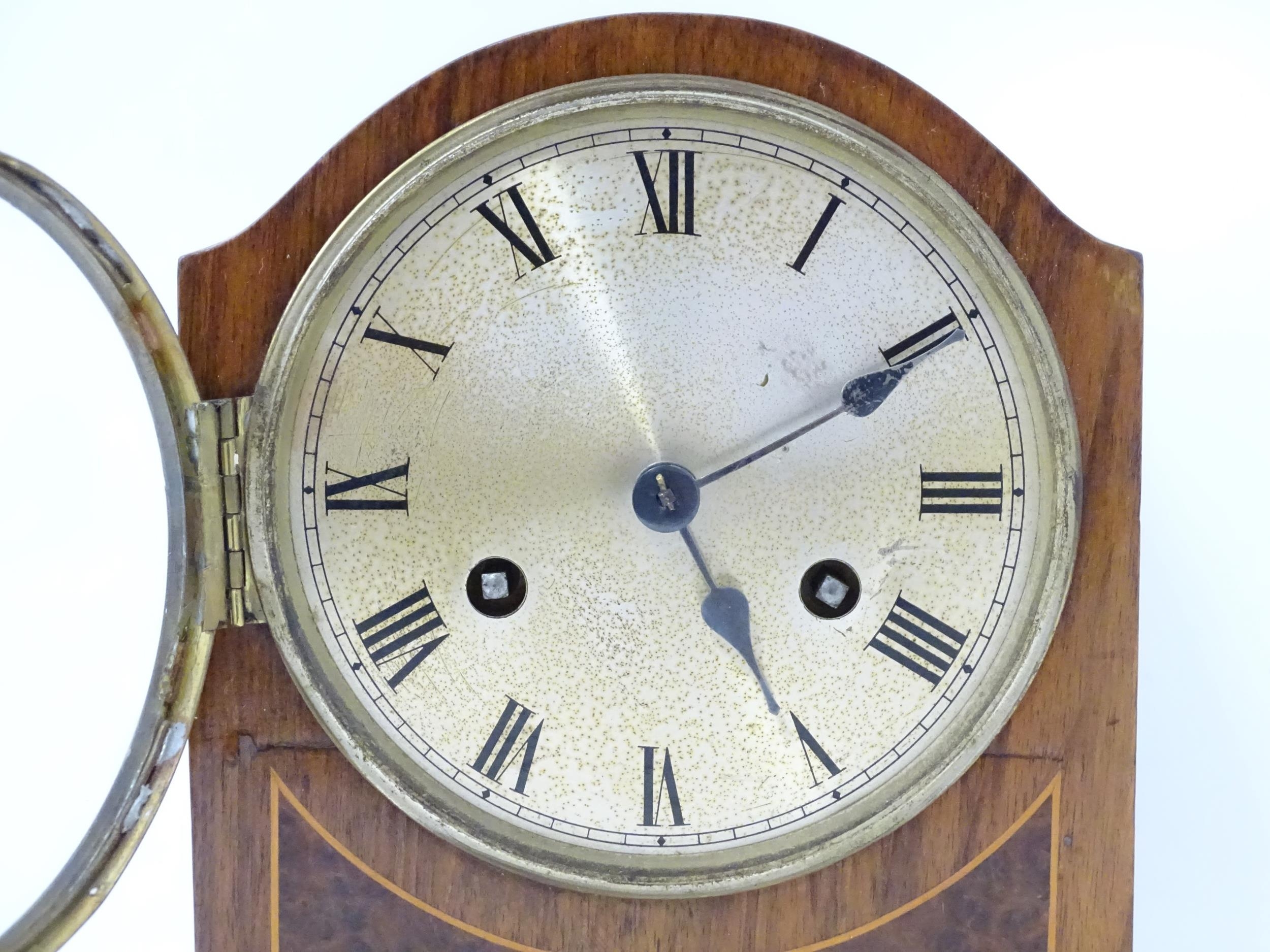 An early 20thC German walnut cased mantle clock with burr walnut veneered detail and satinwood - Image 4 of 10