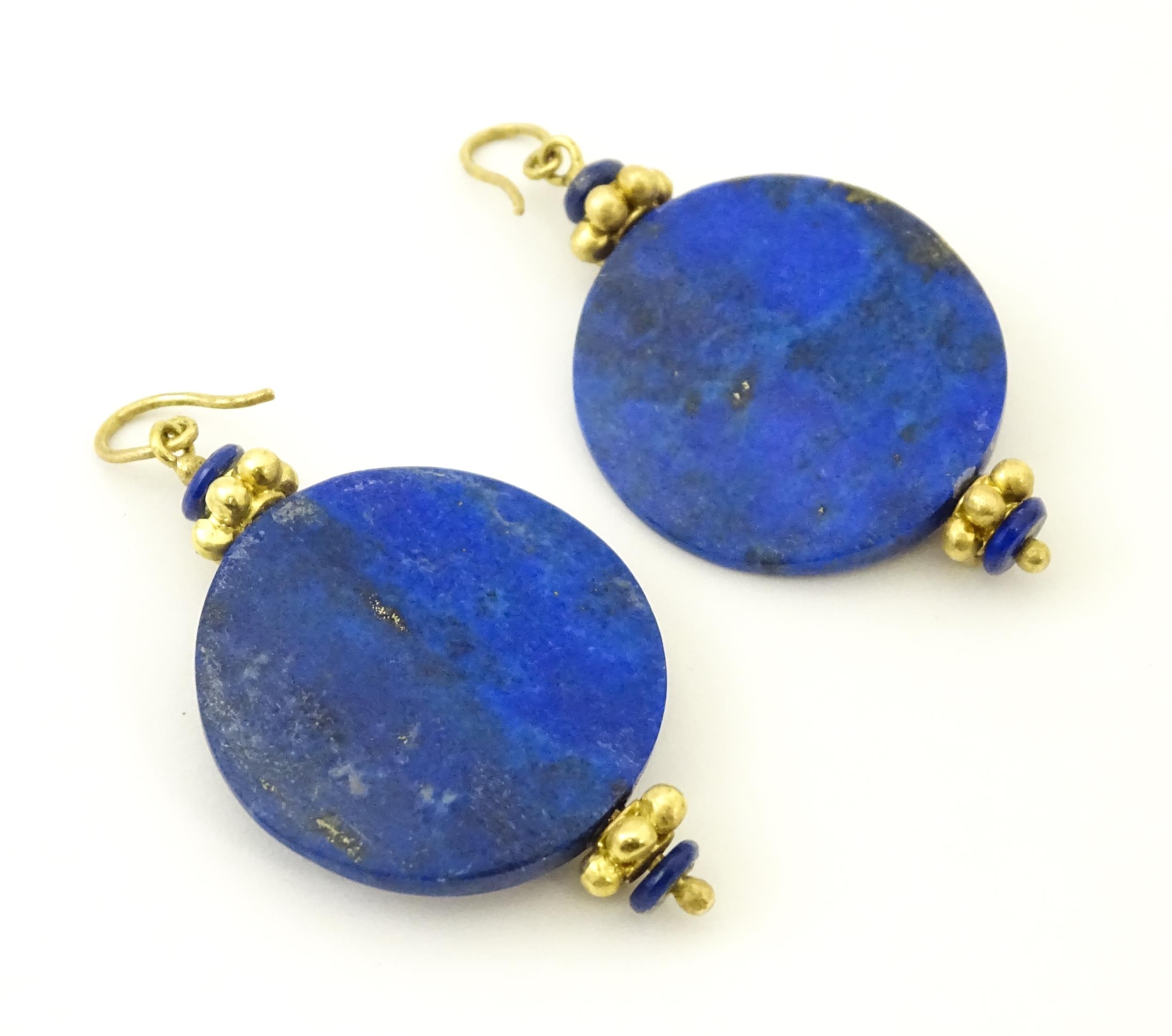 A 20thC necklace set with Lapis lazuli disc beads with yellow metal bead detail and matching - Image 7 of 10