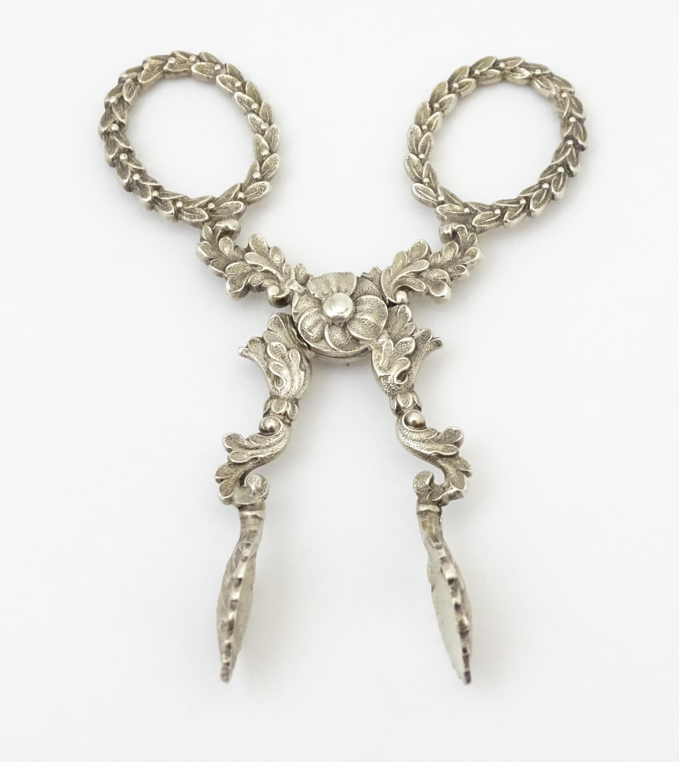 William IV silver sugar nips with foliate detail and laurel chaplet formed handles, hallmarked - Image 4 of 8