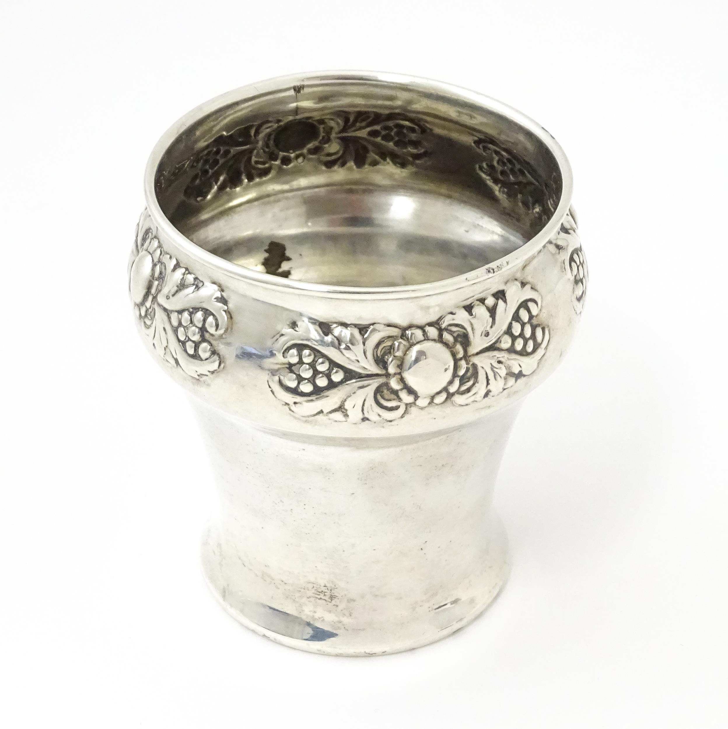 A silver pot of tapering form with embossed decoration, hallmarked London 1904, maker Edward Barnard - Image 12 of 12