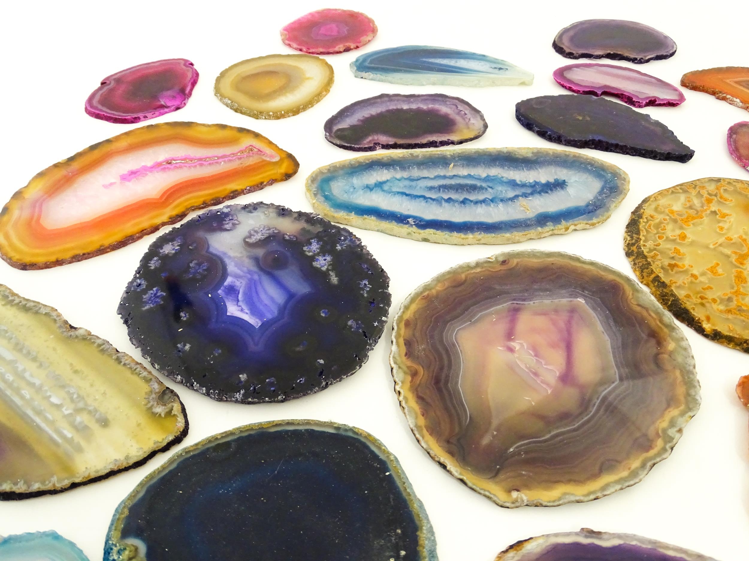 Natural History / Geology Interest: A quantity of polished hardstone slices, to include amethyst, - Image 5 of 9