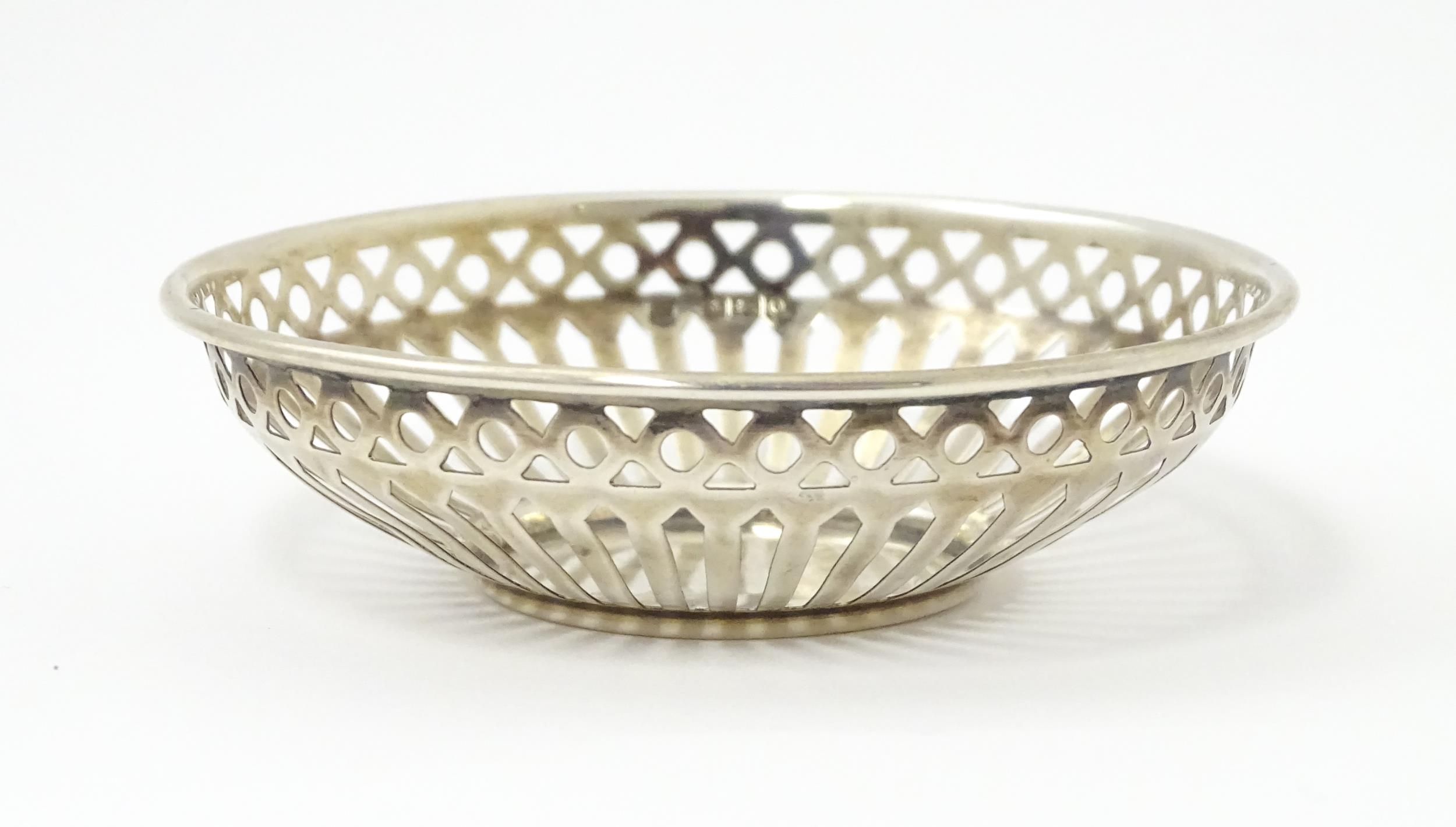 A silver bon bon dish with pierced decoration, hallmarked Birmingham 1913, maker Charles S. - Image 3 of 7