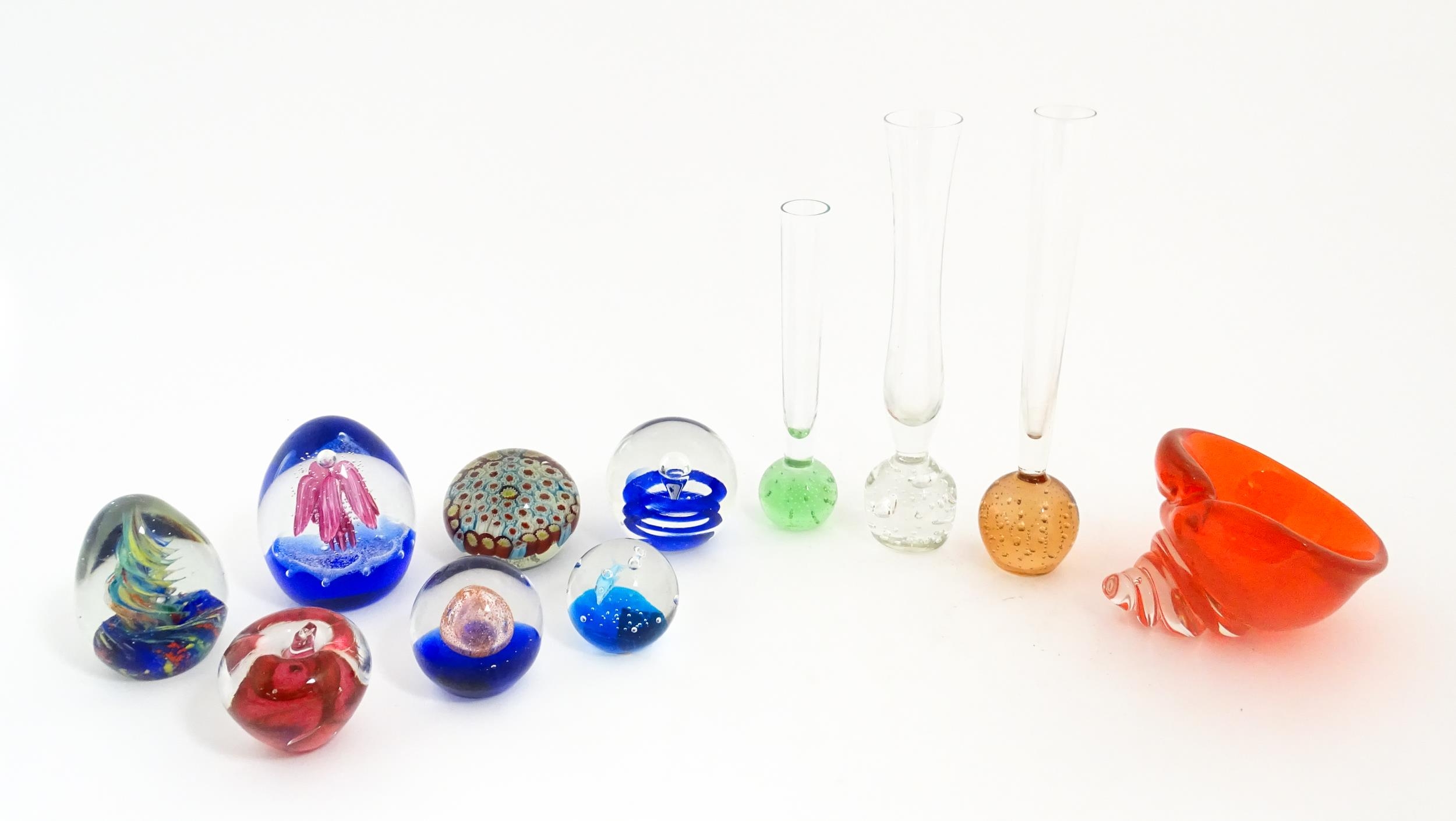 A quantity of assorted art glass paperweights and vases, to include bud vases and a Murano style - Image 3 of 18