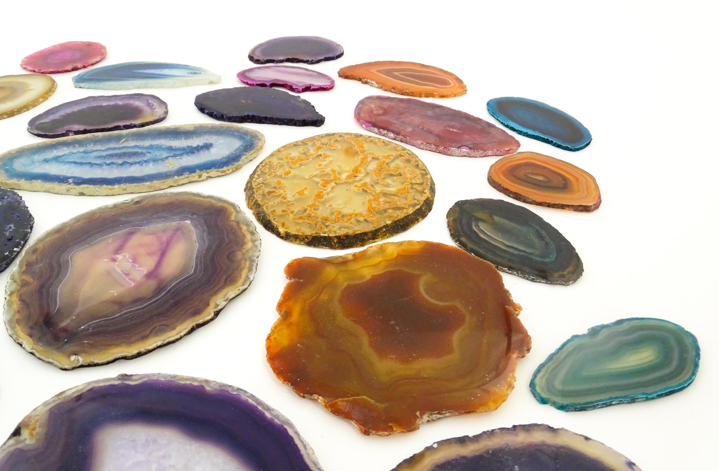 Natural History / Geology Interest: A quantity of polished hardstone slices, to include amethyst, - Image 8 of 9