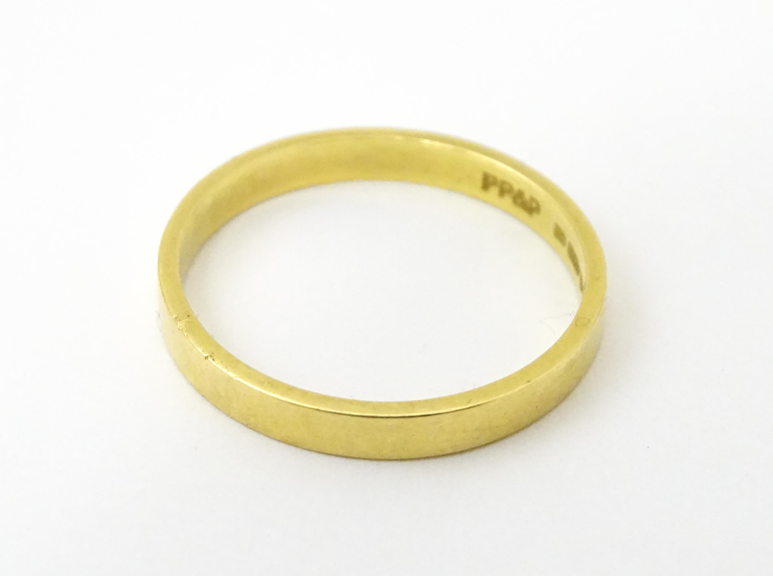 An 18ct gold ring / wedding band. Ring size approx. O Please Note - we do not make reference to - Image 8 of 9